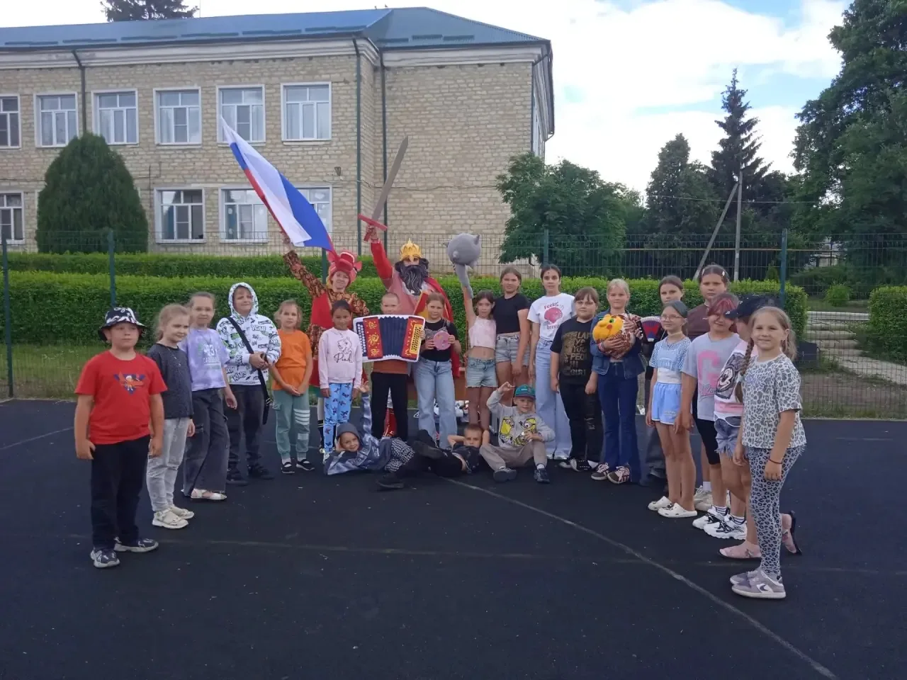 🎭 Театр «Затейник» в гостях у ребят: праздник волшебства и смеха! ✨

В лагере «Теремок» состоялось 