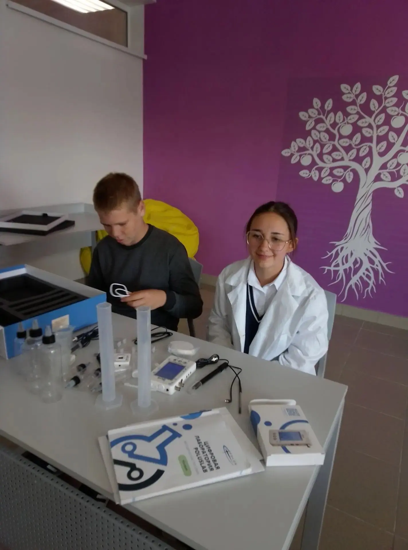 На занятии кружка 🧪 "Алхимик" 🌡 в Точке роста, учащиеся познакомились с оснащением ци...