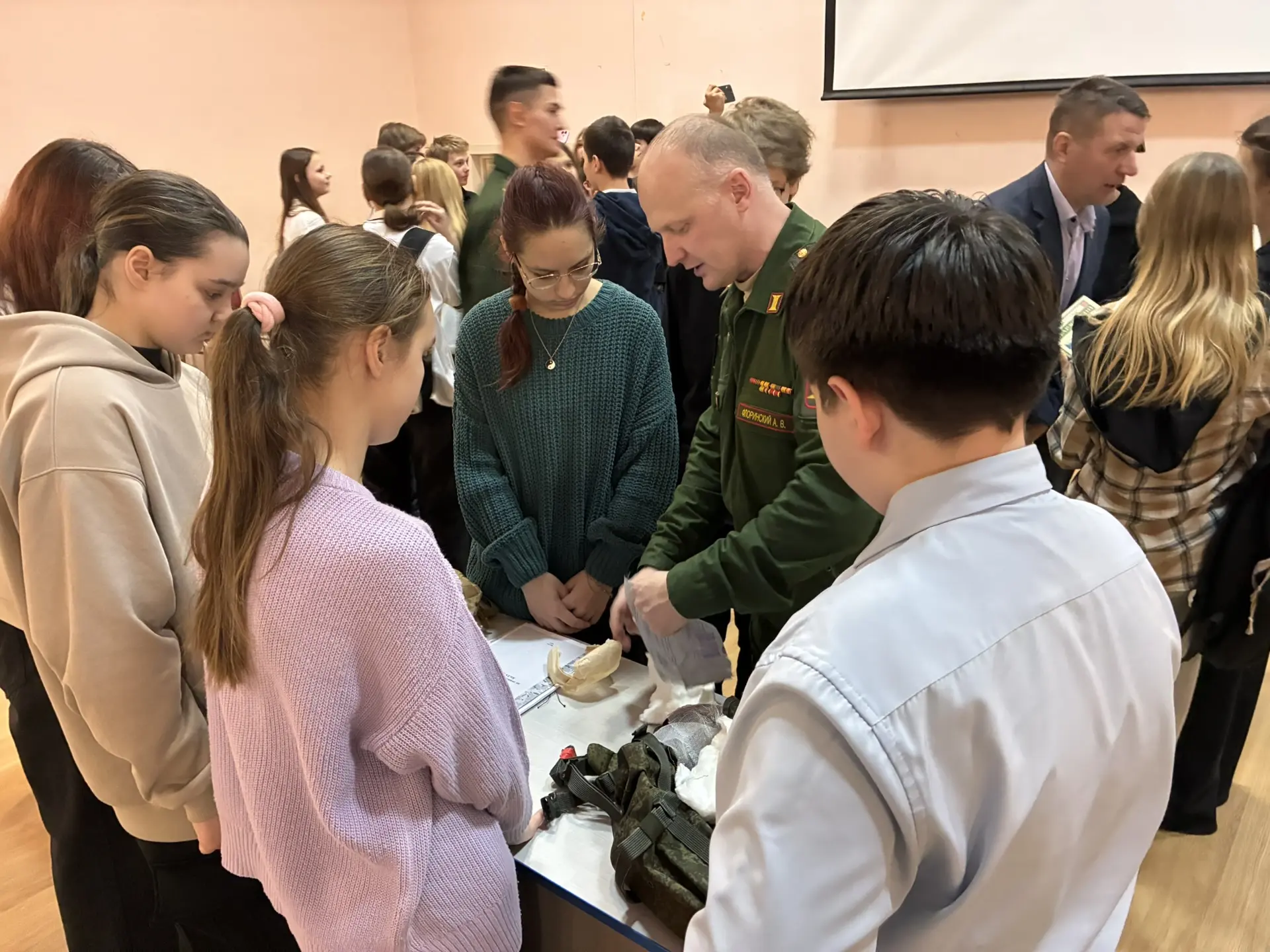 🇷🇺 Встреча с героями: в школе №175 прошел Урок мужества🇷🇺  В рамках патриотического воспитания молод