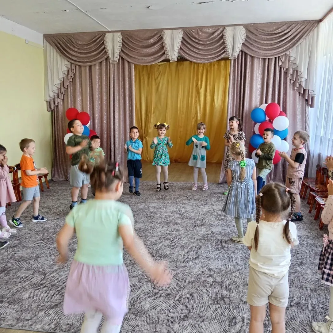 В этот день принято благодарить родных за любовь и поддержку, выражать им свою признате...