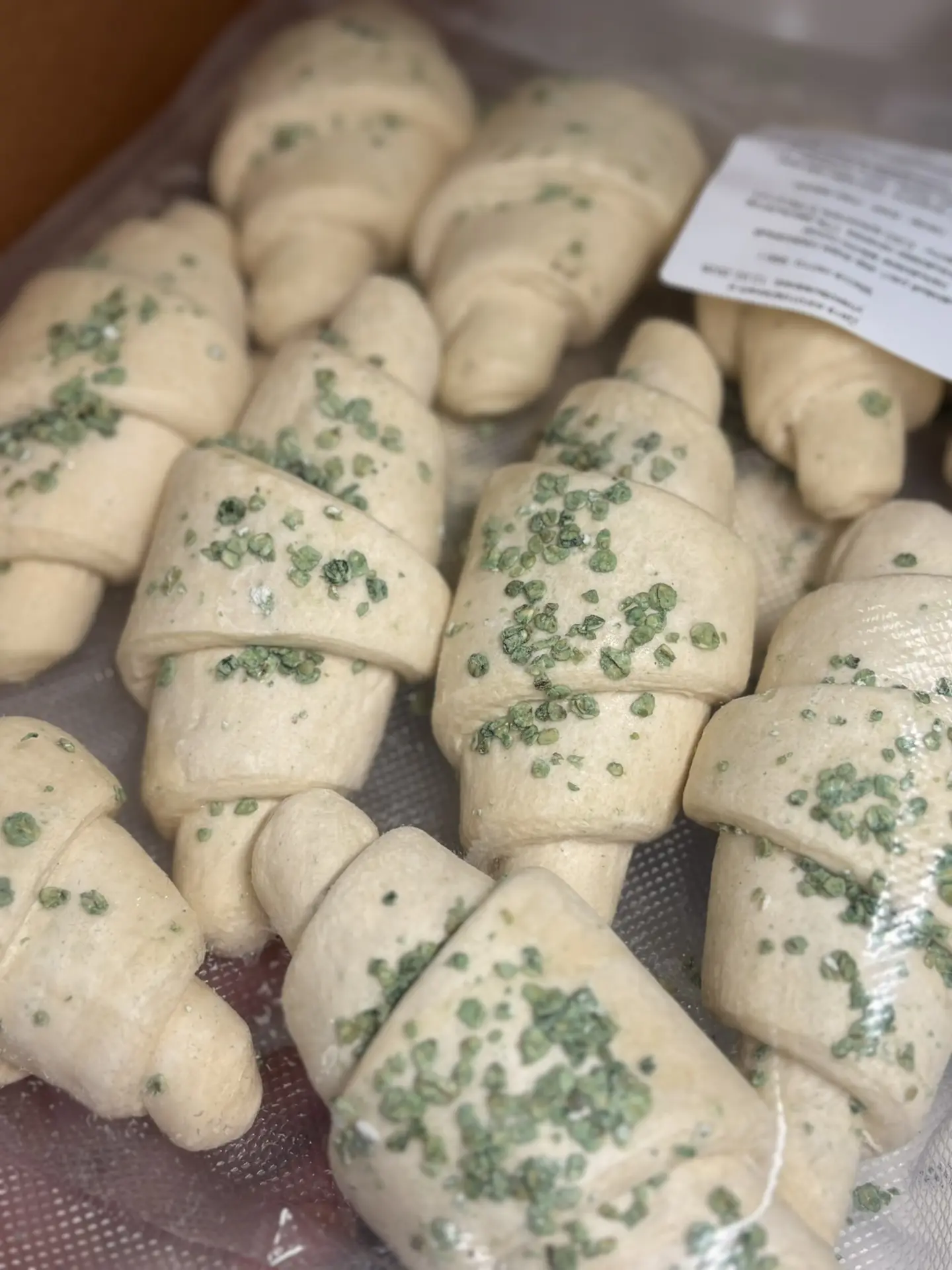 Получили новый вид круассанов - с фисташковой начинкой 😋. Изготовлены они В ИТАЛИИ - оттого хочется 
