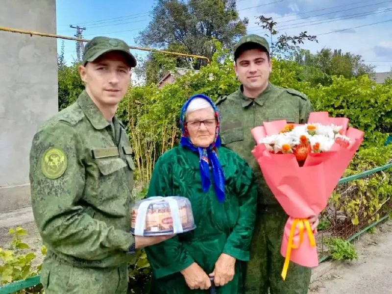 🌷 Офицеры СК России поздравили ветерана труда с Днем пожилого человека