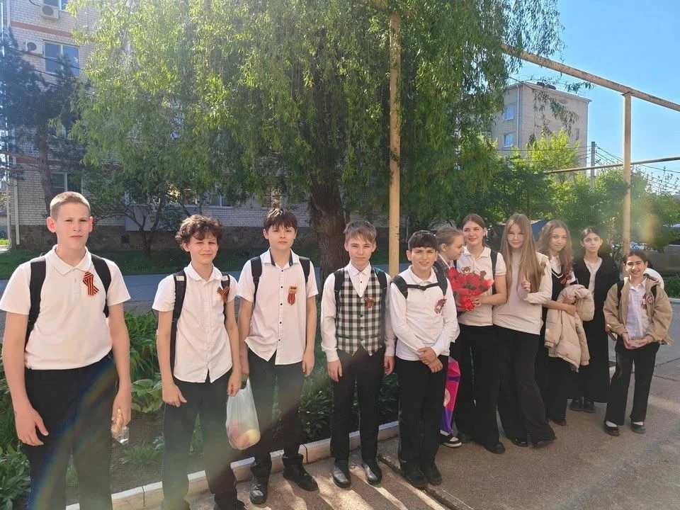 Патриотическая акция " Радость ветерану". Волонтеры 6-Г класса поздравили с Днем Победы ветерана вой