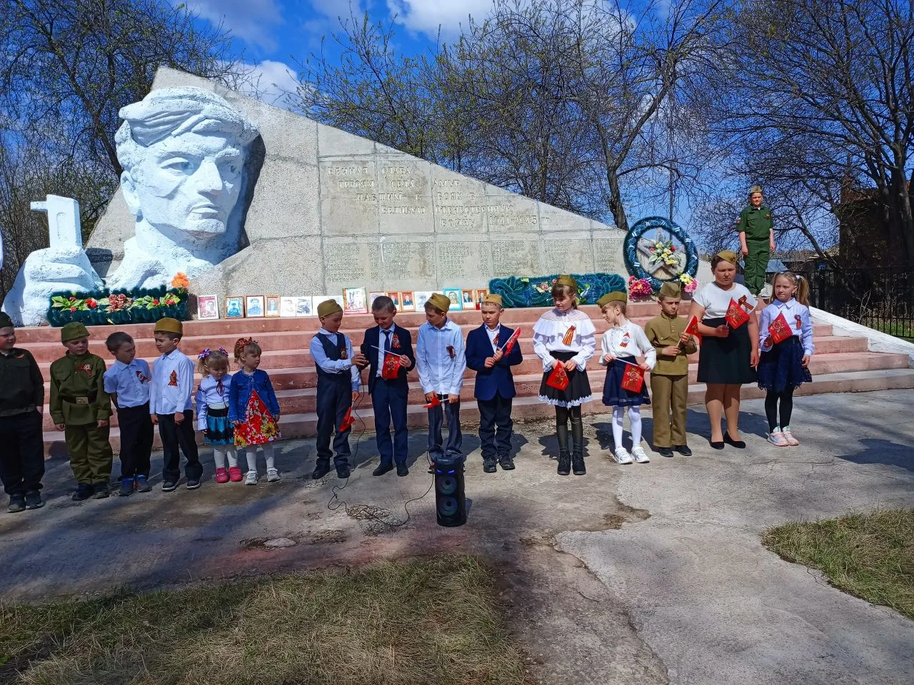 9 мая в селе Амур у памятника погибшим землякам в годы Великой Отечественной войны сост...
