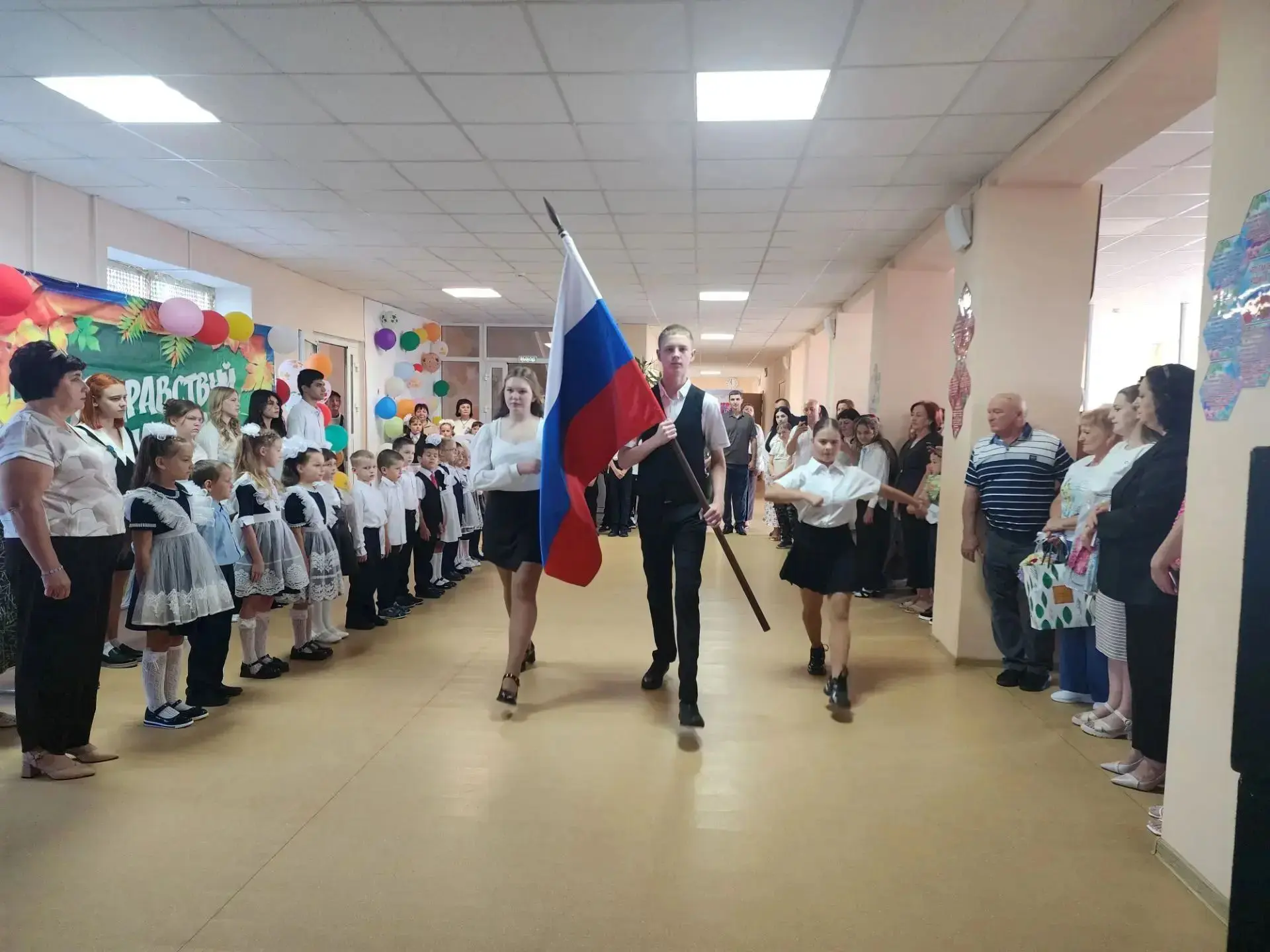Поздравляем всех с Днём знаний !