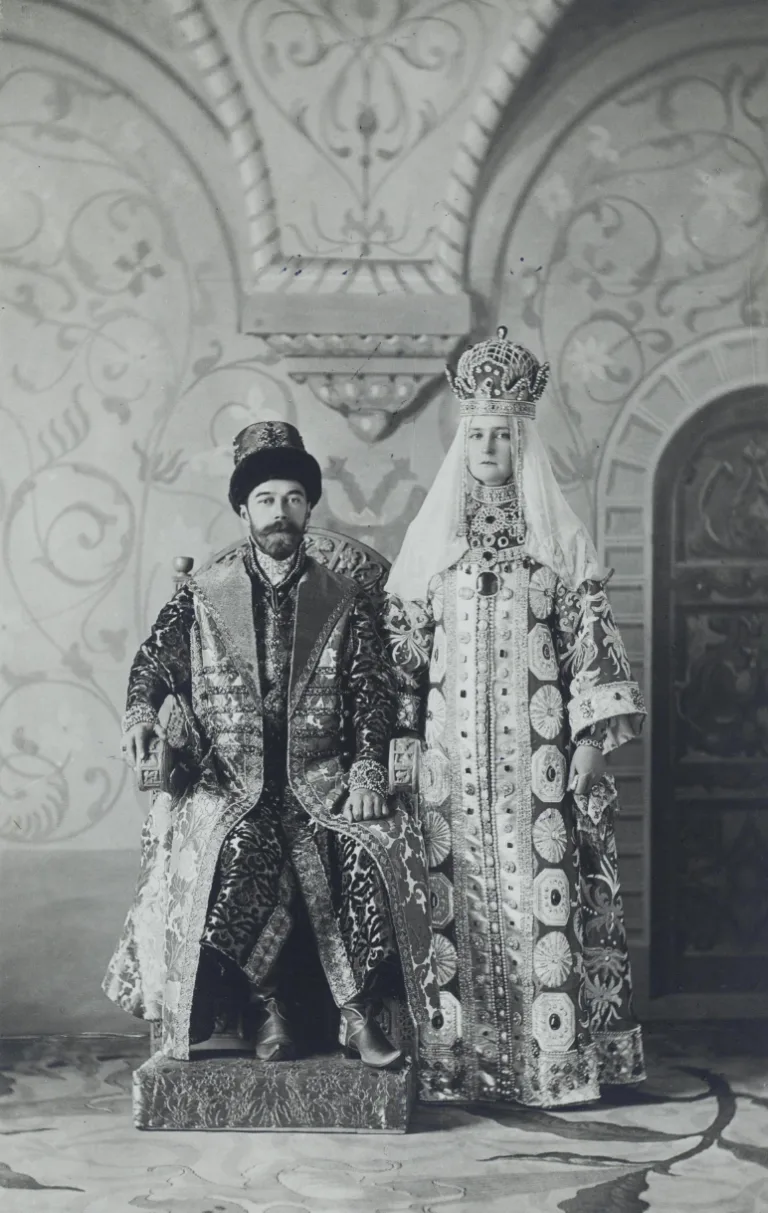 Последний великий бал Российской империи 👑

В февральские дни 1903 года Зимний дворец озарился сиян