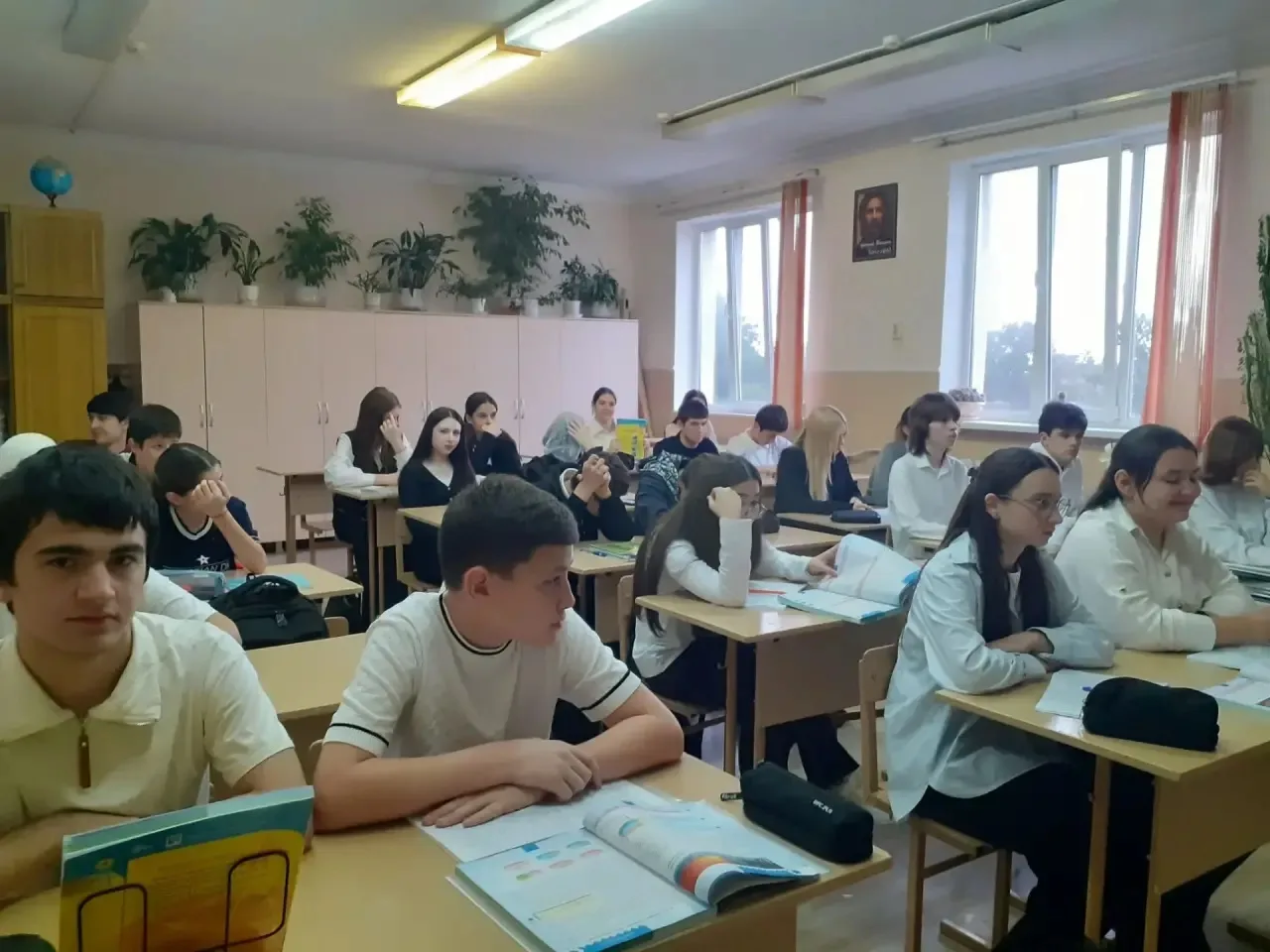 В 9 классе «Б» прошёл классный час «Дорога и мы: правила для пешеходов и пассажиров», к...