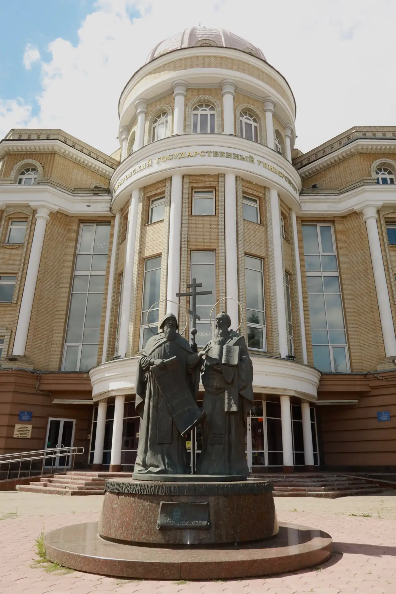 Эстетика университетских корпусов: в преддверии осени время будто течёт чуть медленнее 🏛️