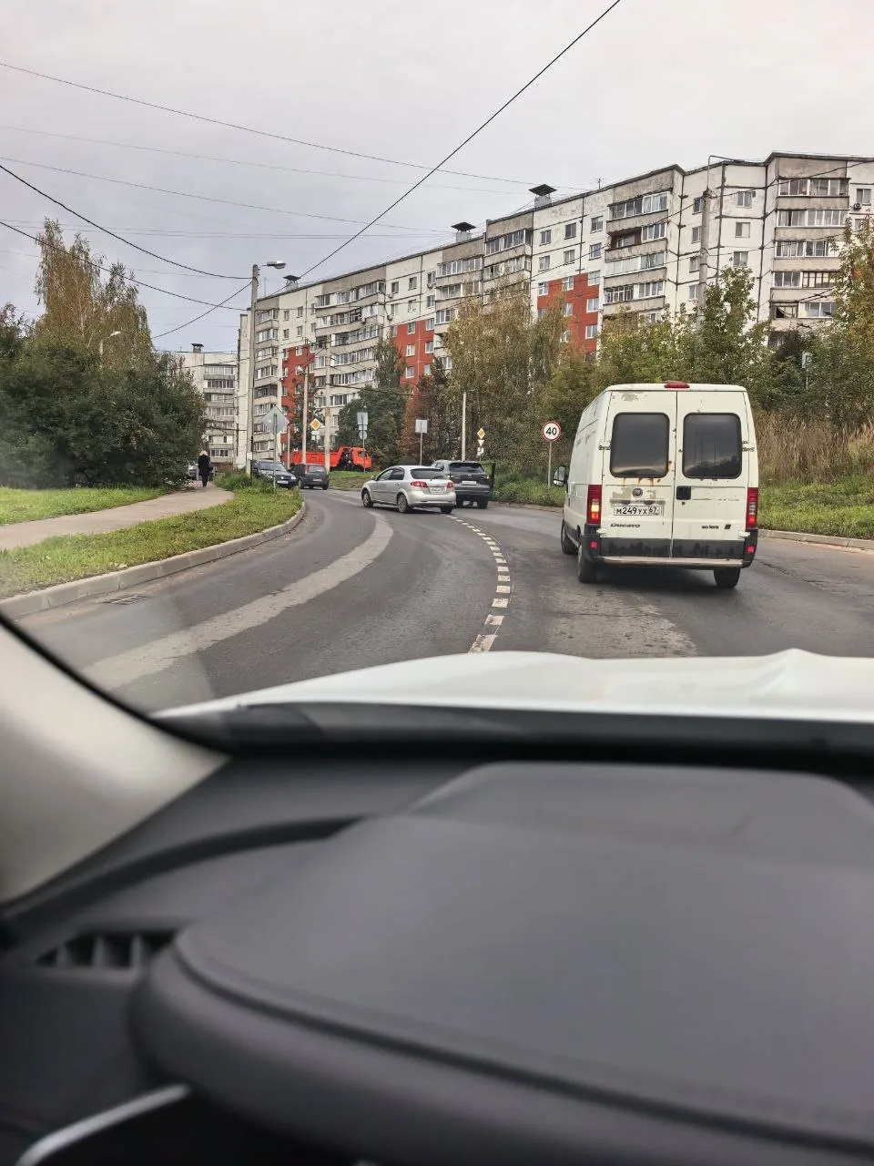 Один на аварийке стоит