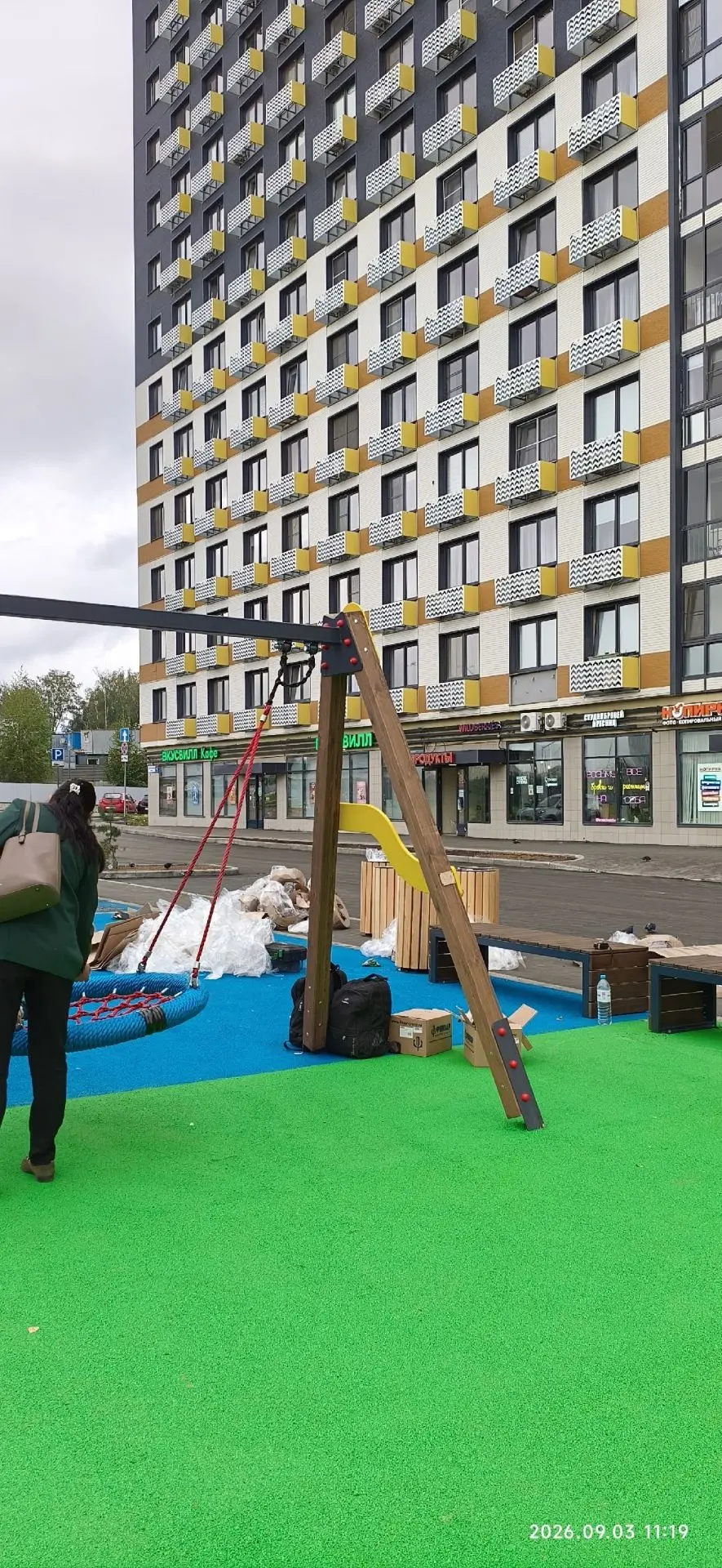 Сегодня, на детской площадке у школы Москва-98, устанавливают дополнительные скамейки. ...