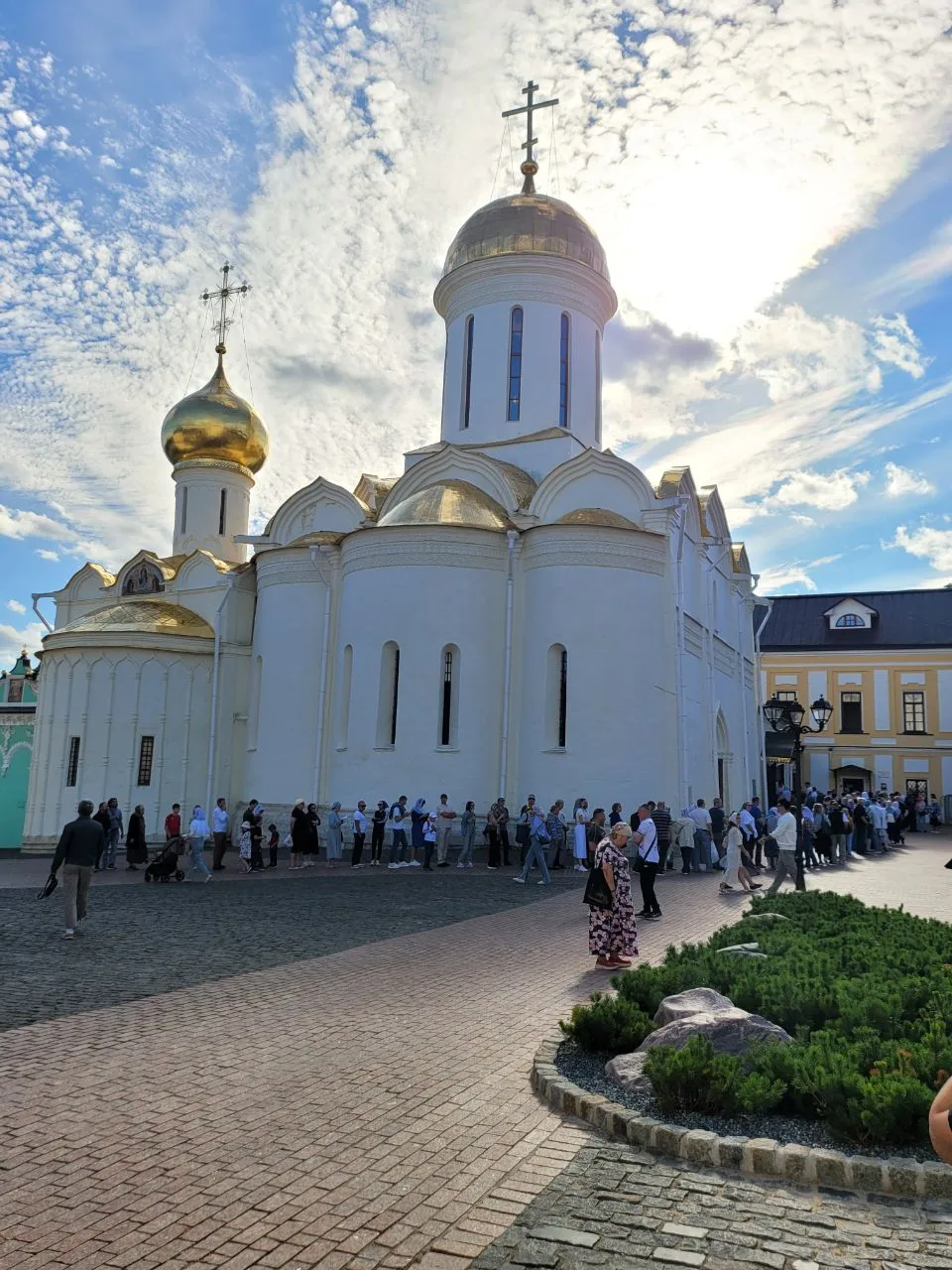 А это очередь пришедших поклониться отцу Сергию Радонежскому