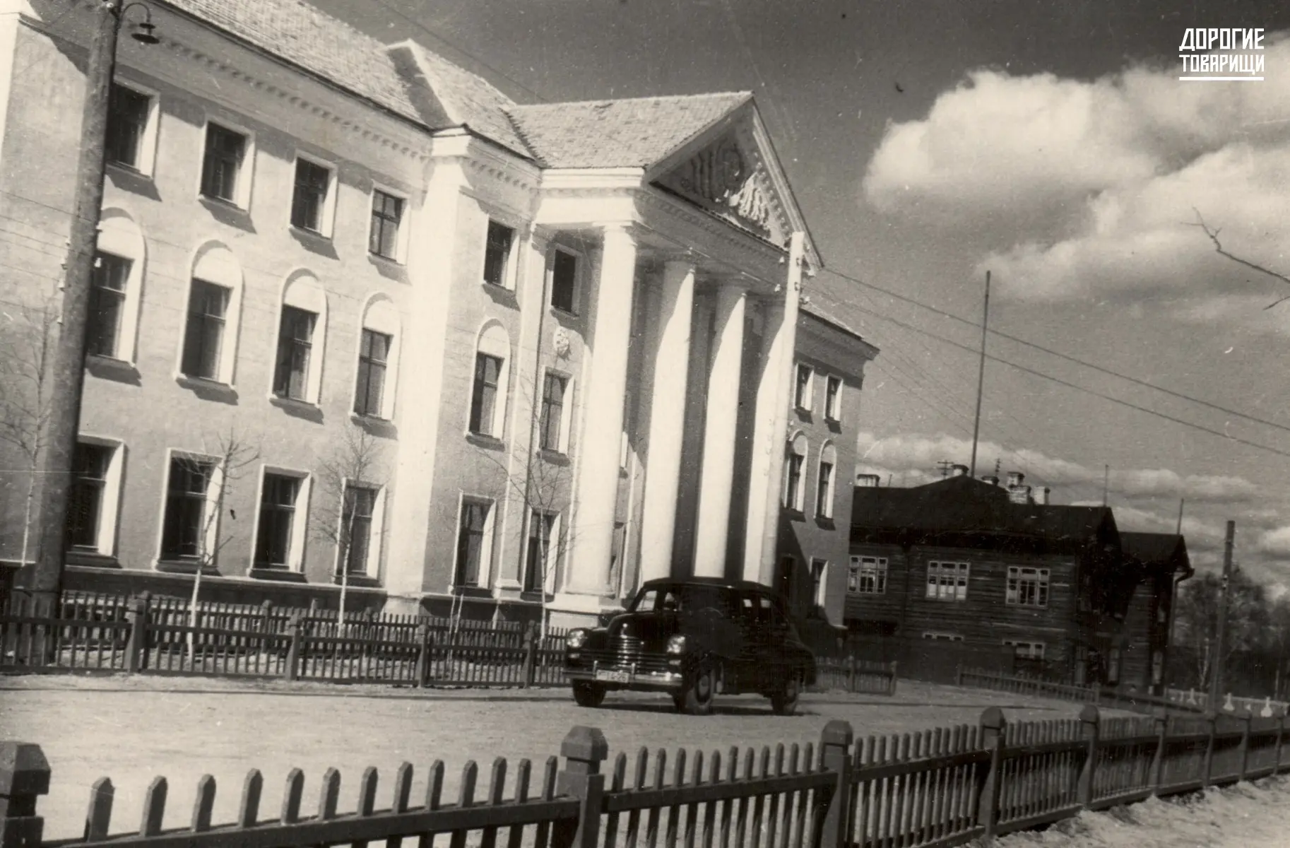 📸 На фото - здание областного совета профсоюзов (облсовпрофа) в Сыктывкаре, 1950-е годы  Проект здан