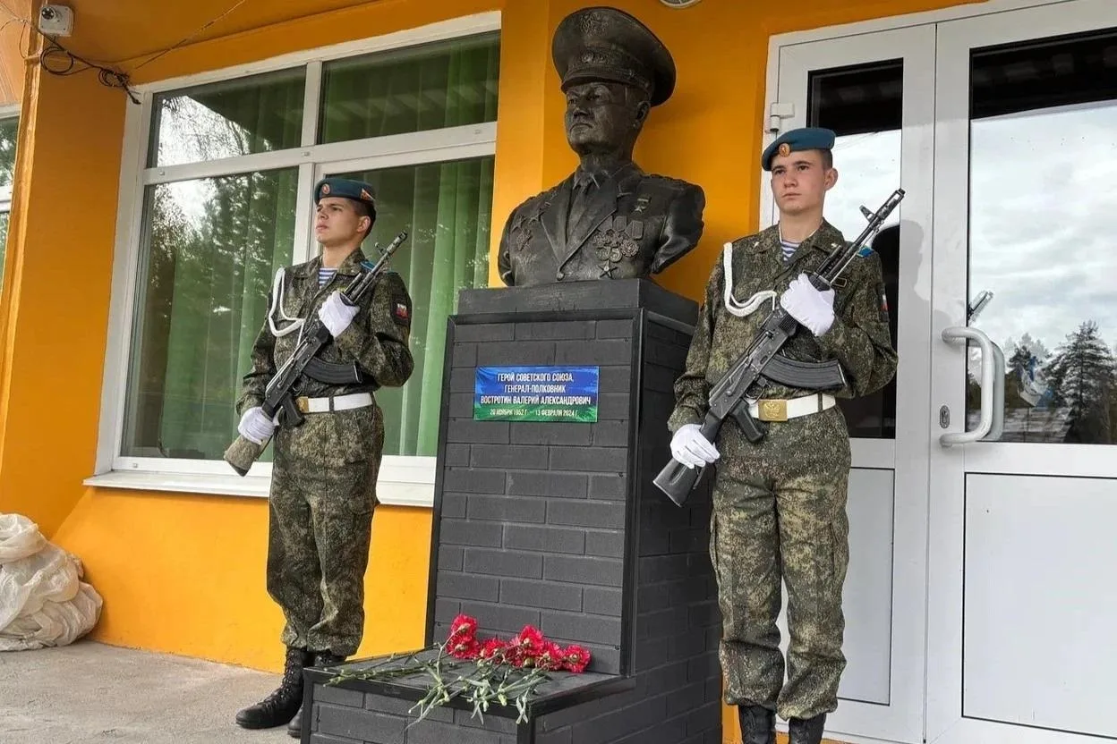 🕯В Усольском кадетском корпусе установили бюст Героя Советского Союза Валерия Востротина