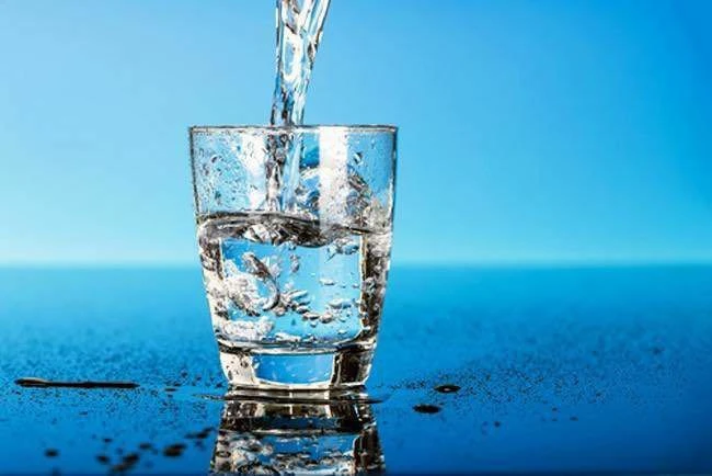 Стакан воды на ночь помогает избежать инсульта и сердечного приступа.