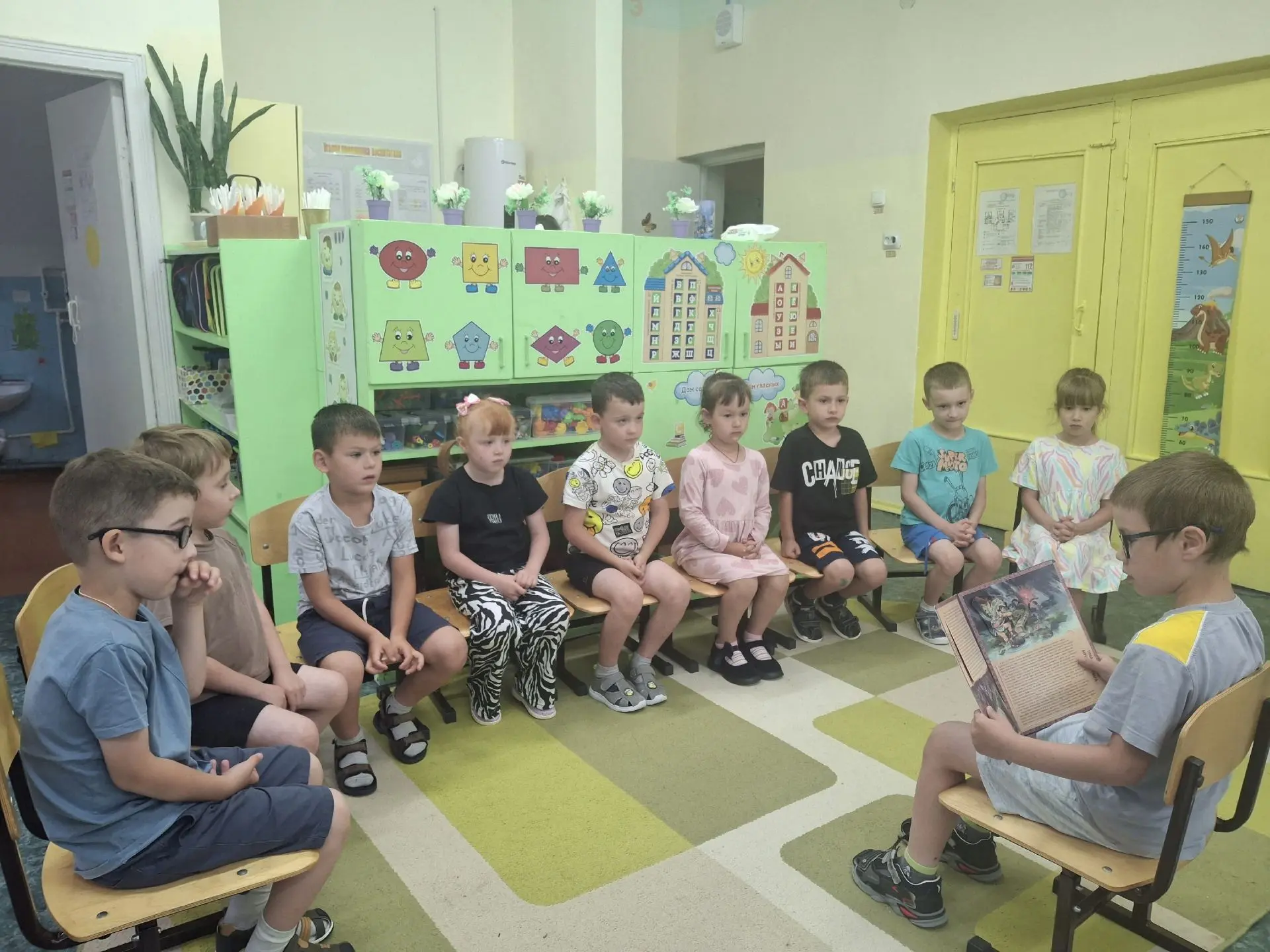 Ребята группы "Улыбка" всю неделю погружались в мир открытий и фантазий. 
Читали энциклопедии, узнав