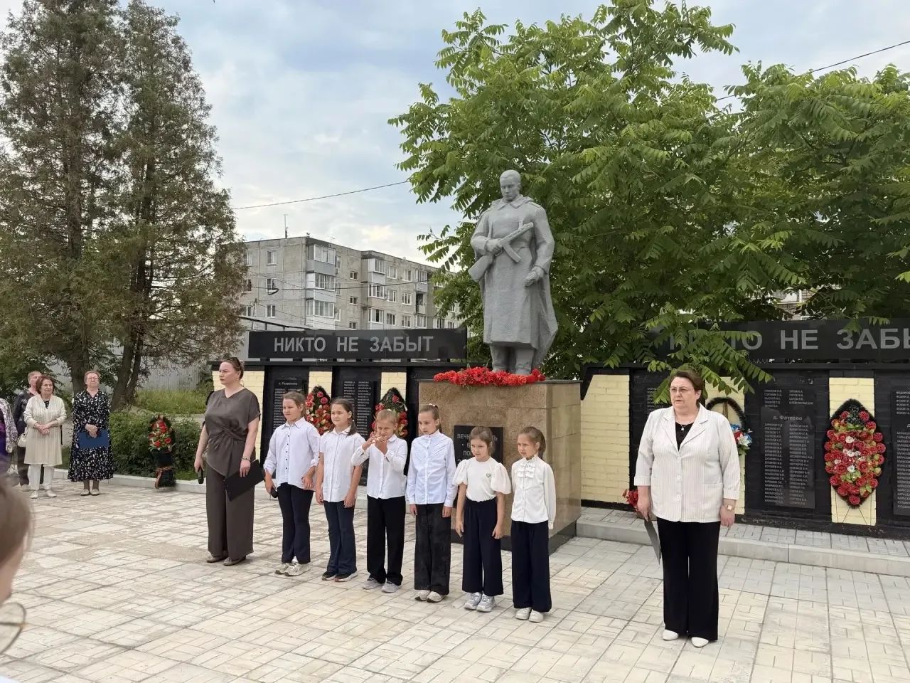 📌📌 Сегодняшний день в лагере прошел насыщенно и патриотично!

Утро началось с торжественного  меро