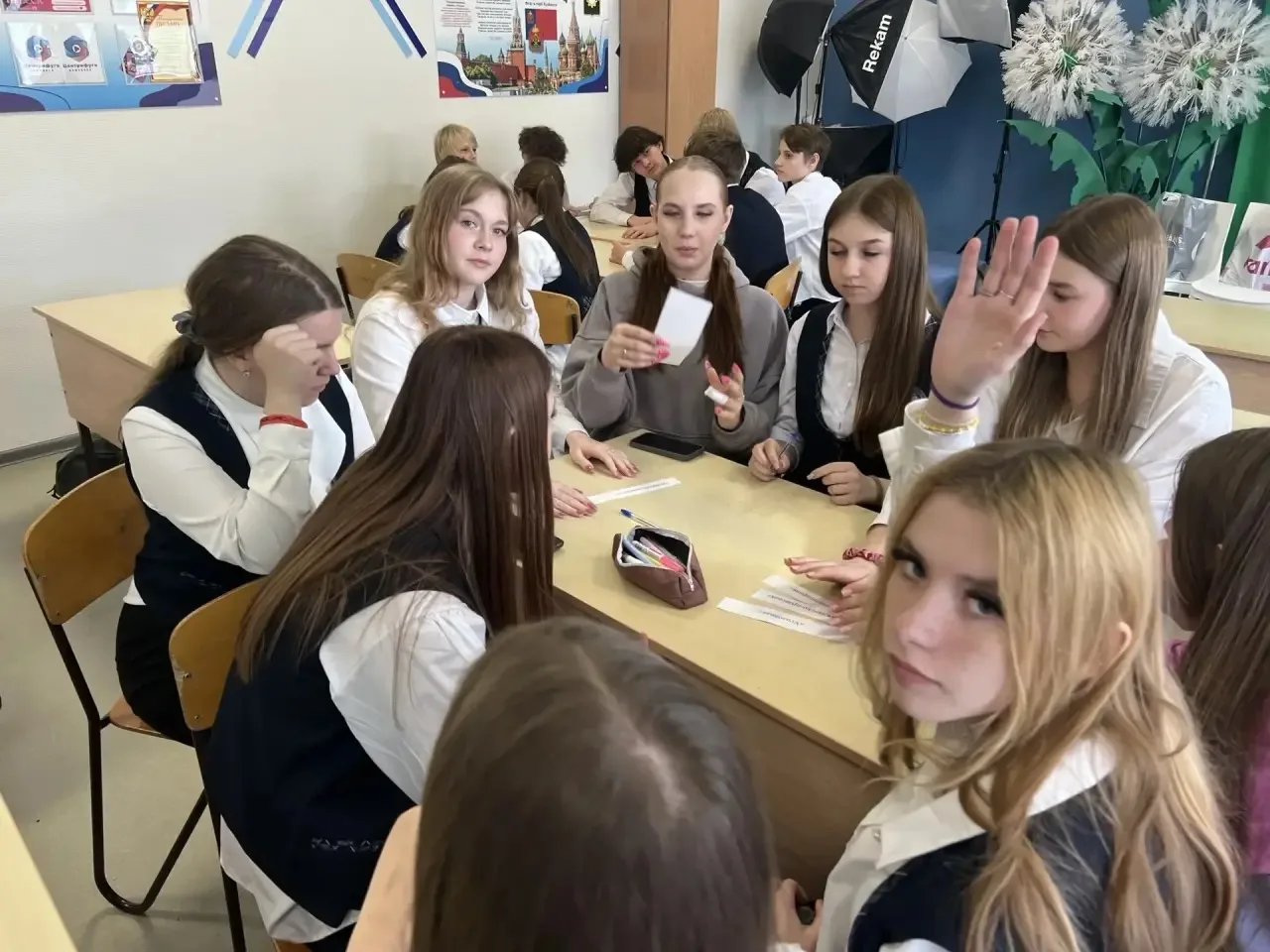 БЕЗОПАСНОСТЬ ПРЕВЫШЕ ВСЕГО  🕵️ Учащиеся 8 «А» и 8 «Б» приняли участие в правовой игре «Это должен зн