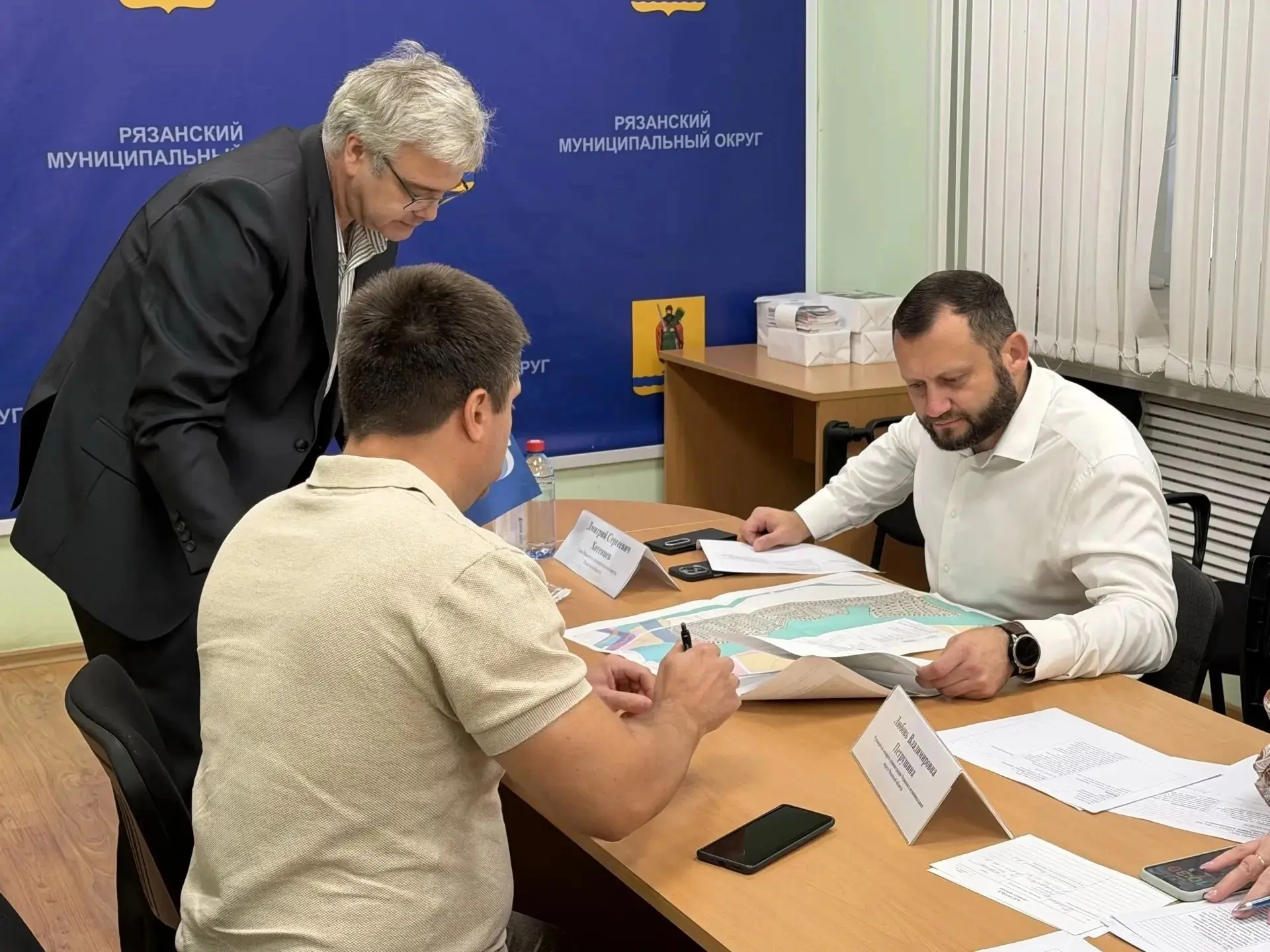 Провёл личный приём граждан. Жители разных населённых пунктов округа обозначили ряд важ...