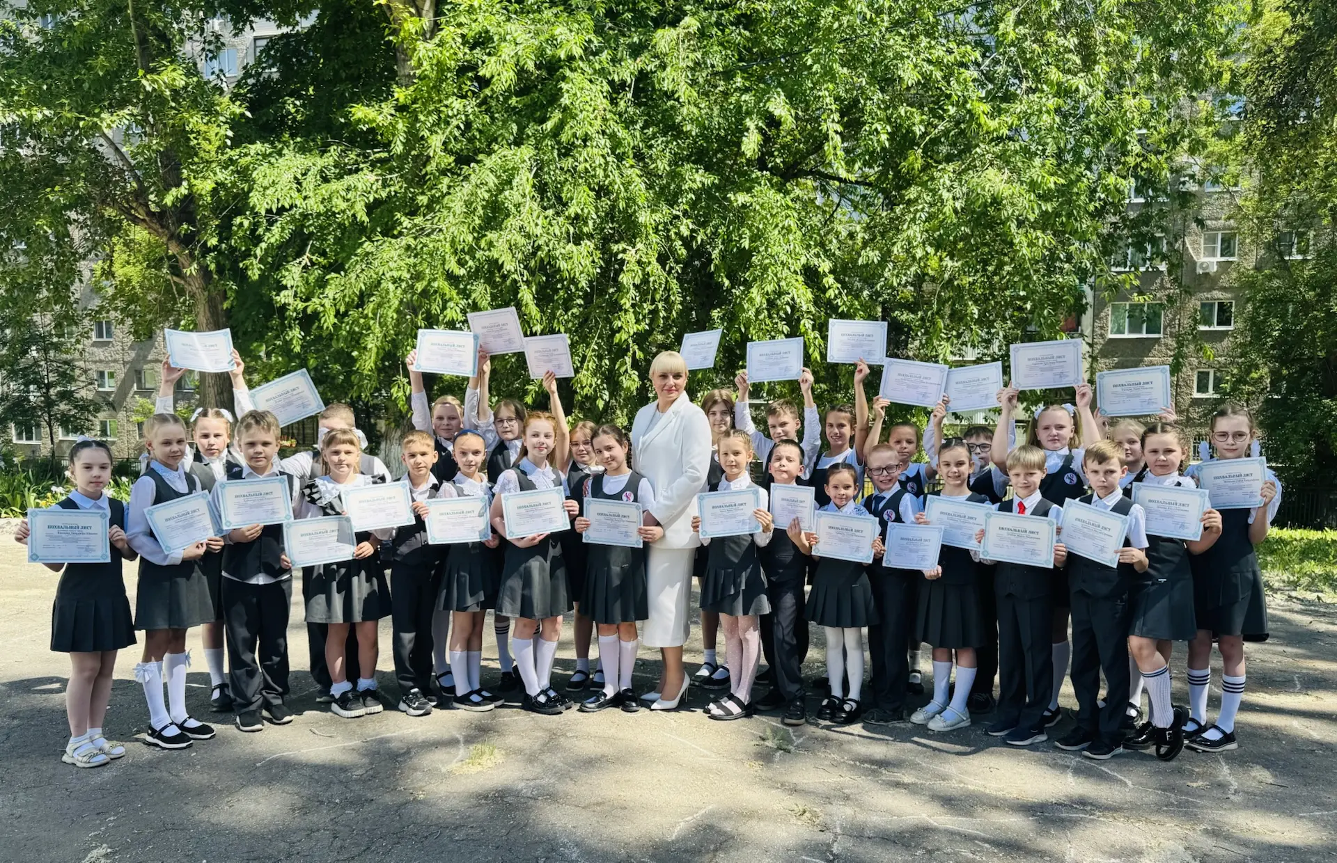 🎓🌟 МЫ ЗАВЕРШИЛИ ГОД НА ВЫСОТЕ! 🌟🎓  Сегодня, 25 мая, в #школа49 прошла торжественная линейка, посвящё