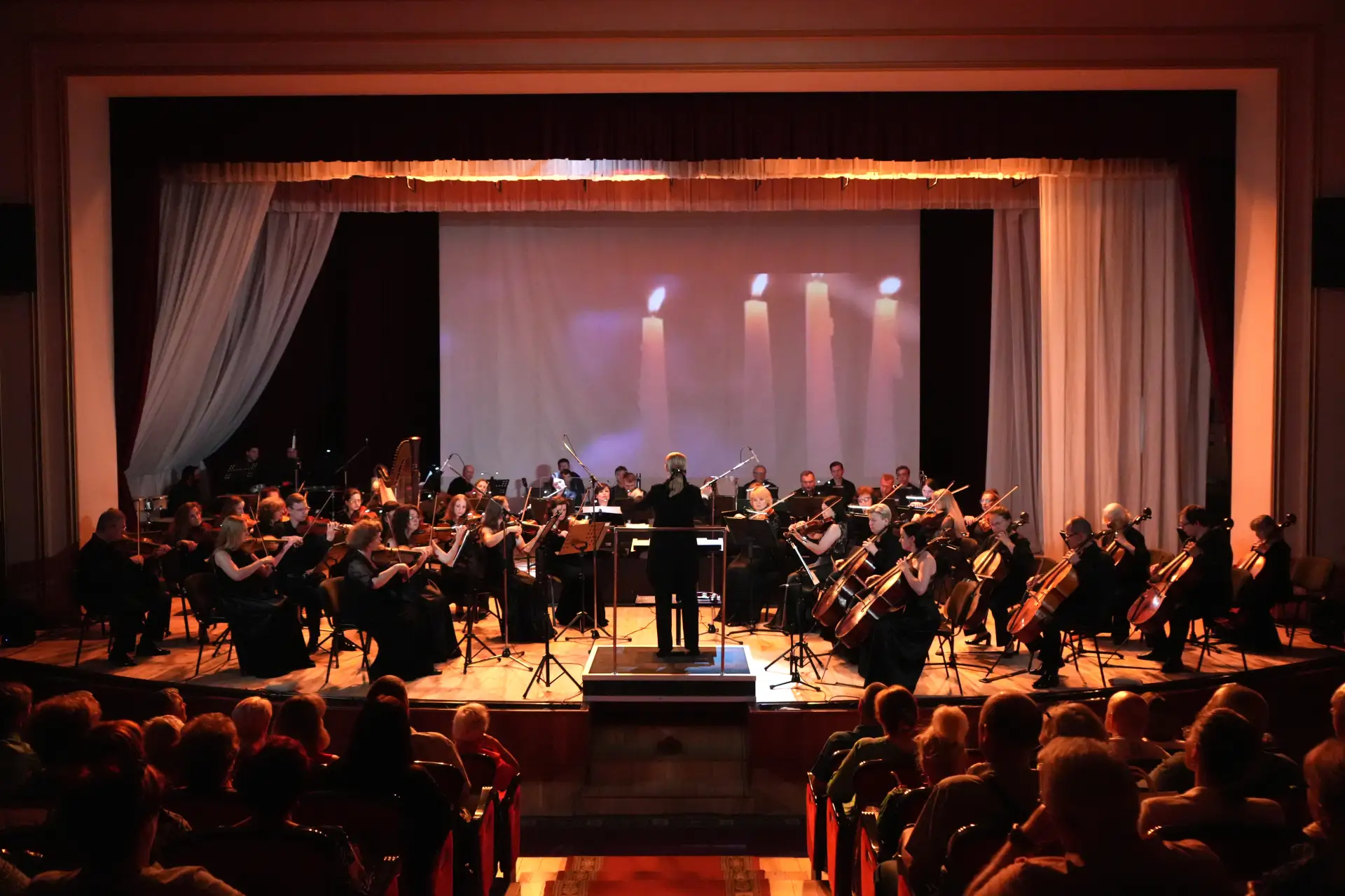 🎻Музыканты академического симфонического оркестра Луганской филармонии превратили этот вечер в захв