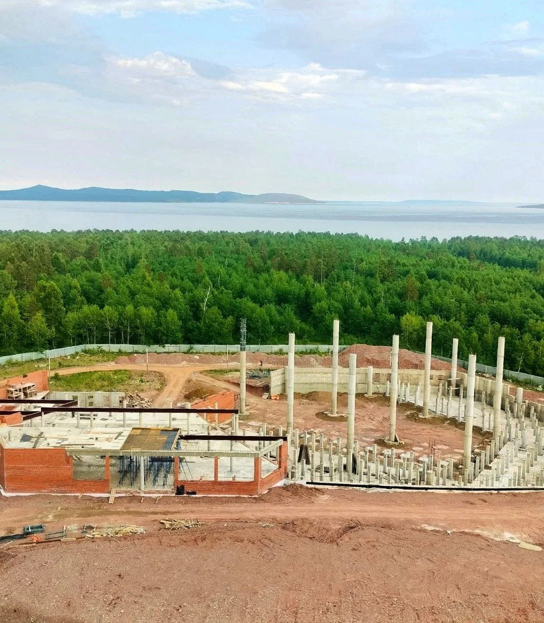 Море жидкое, аквапарк строится, лес зелёный, горы на горизонте как на картинке. В Братске лето. Успе