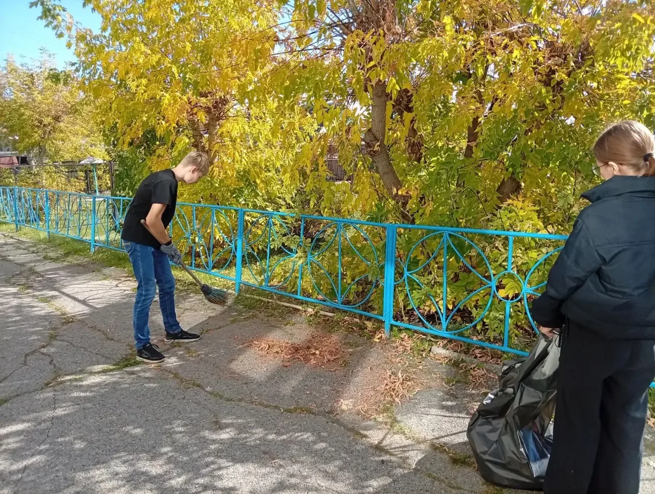 🧹 ЧИСТЫЙ ДВОР И БОГАТЫЙ УРОЖАЙ: КАК СТАРШЕКЛАССНИКИ ПОТРУДИЛИСЬ НА СЛАВУ!