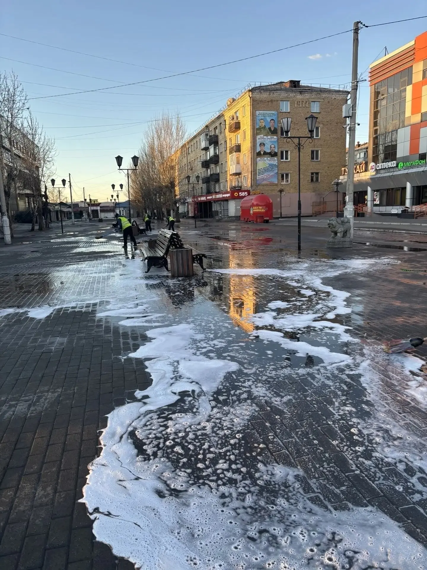Работники МБУ "Городское парковое хозяйство" с помощью техники отмыли территорию Арбата...