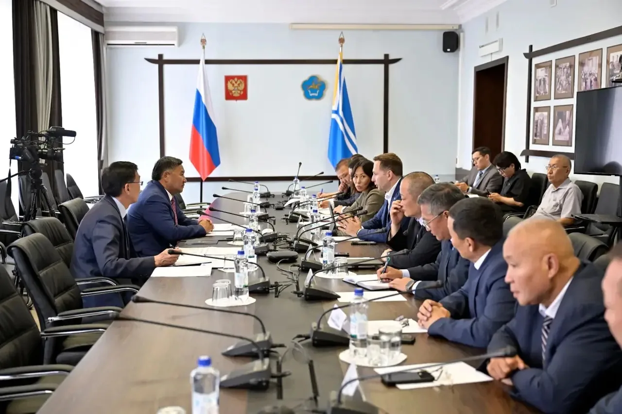 Провел рабочую встречу с председателем Сибирского банка ПАО Сбербанк Дмитрием Владислав...