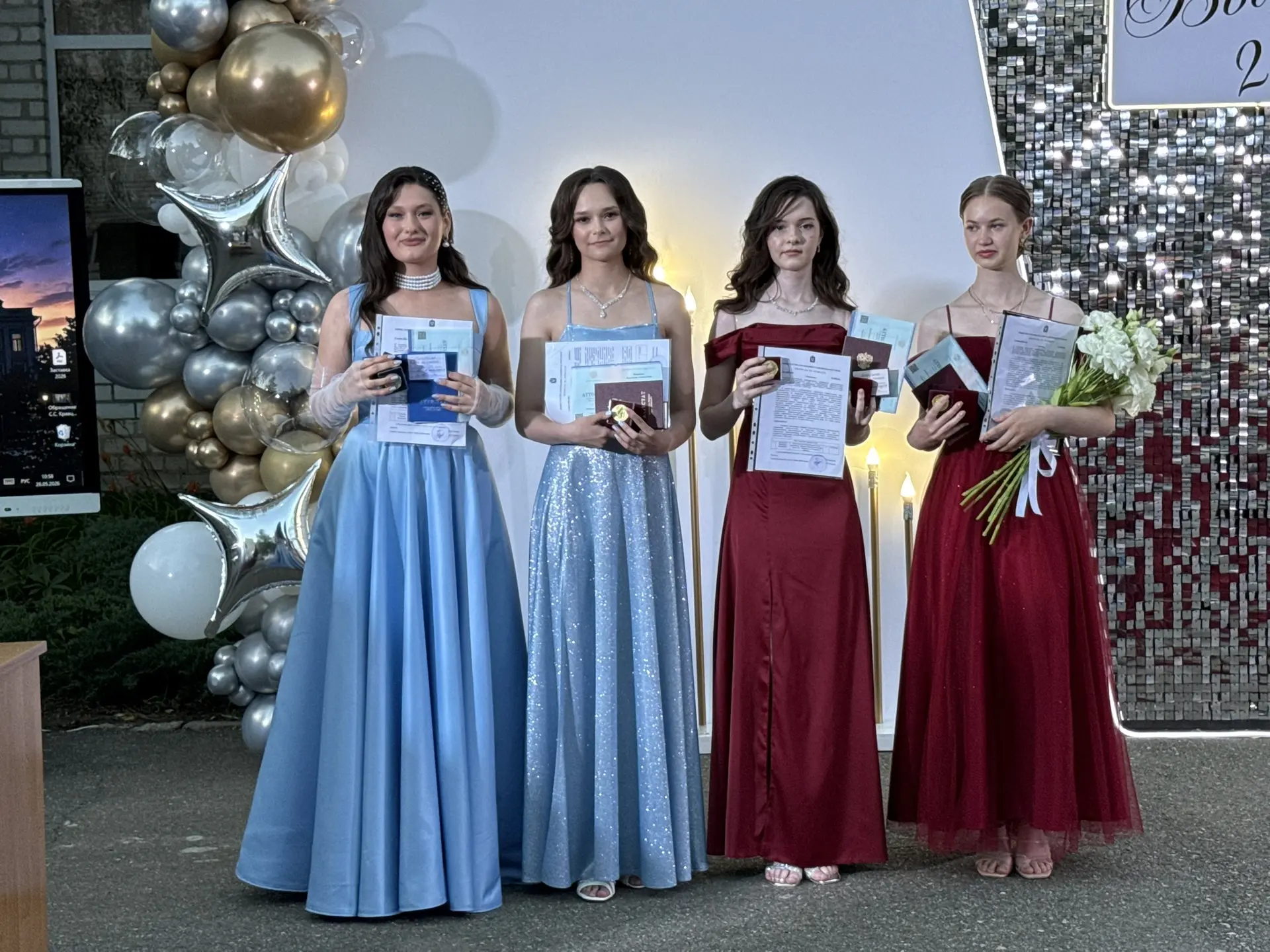Наши яркие звезды 🌟 

За особые достижения в учебе были вручены золотые и серебряные медали ученика
