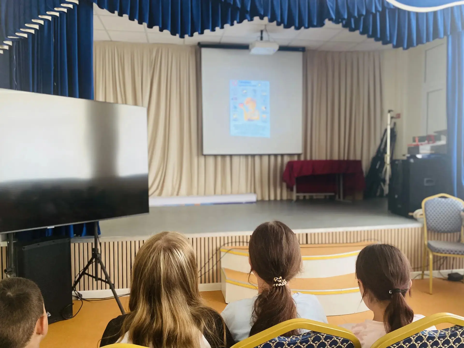 Сегодня в пришкольном лагере «Дружба» 🏫✨ ребята с большим интересом прослушали увлекательные сказки