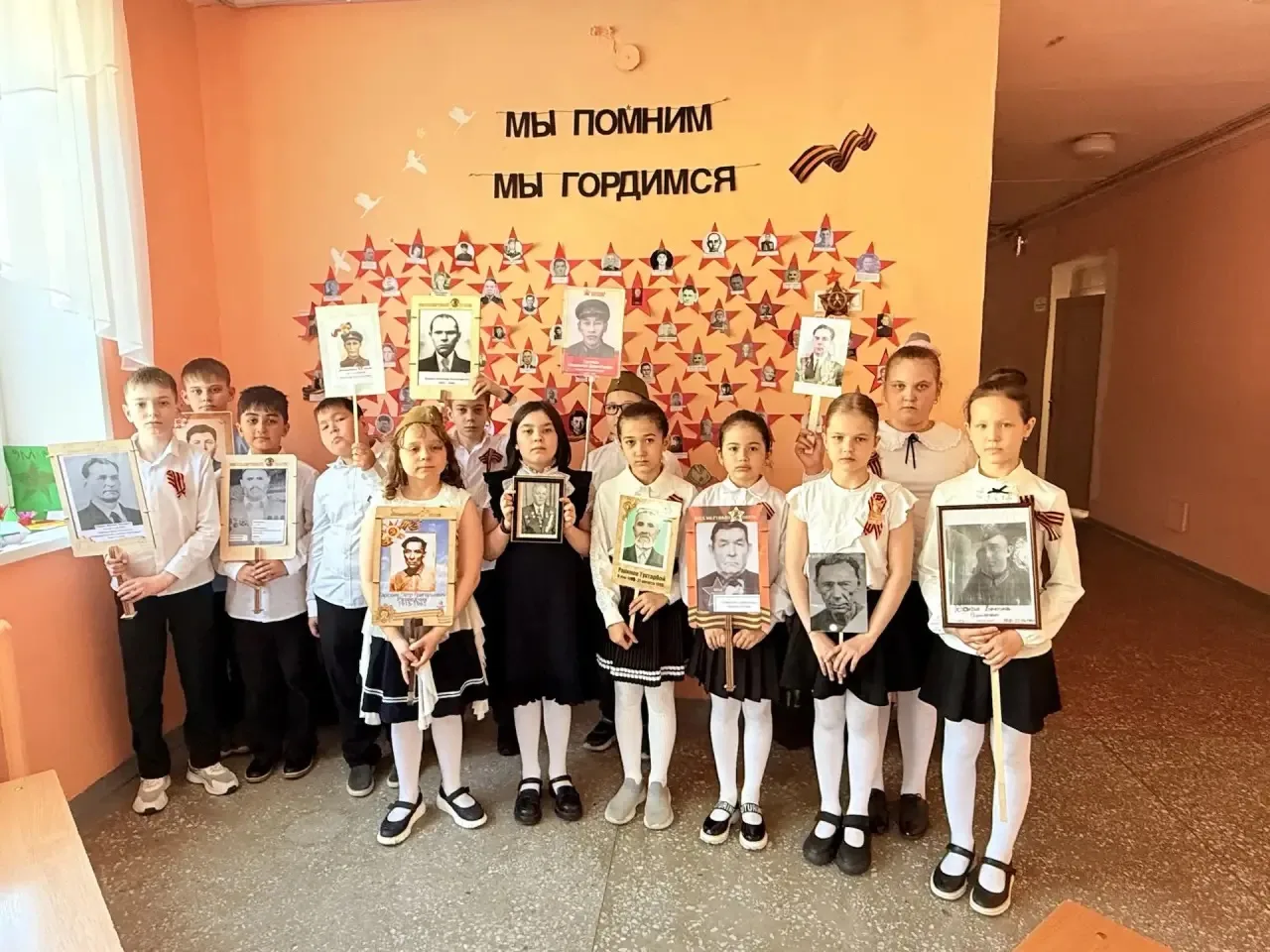 Ученики начальной школы с особым трепетом и уважением подготовили Стену памяти, посвящё...