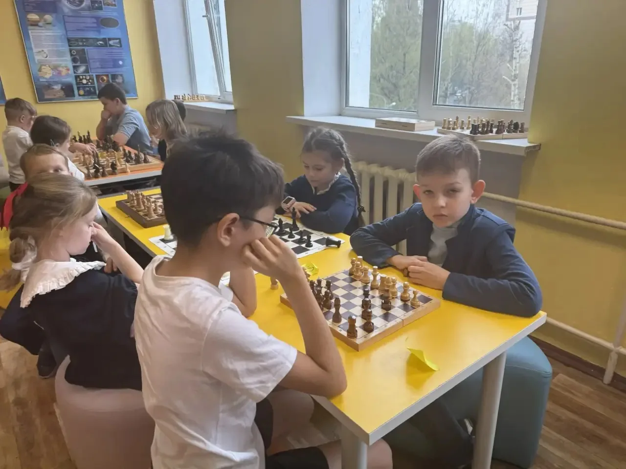 ♟️ Ход конём!  В начальной школе прошёл масштабный шахматный турнир среди учеников 1–4 классов.  🎉 Б