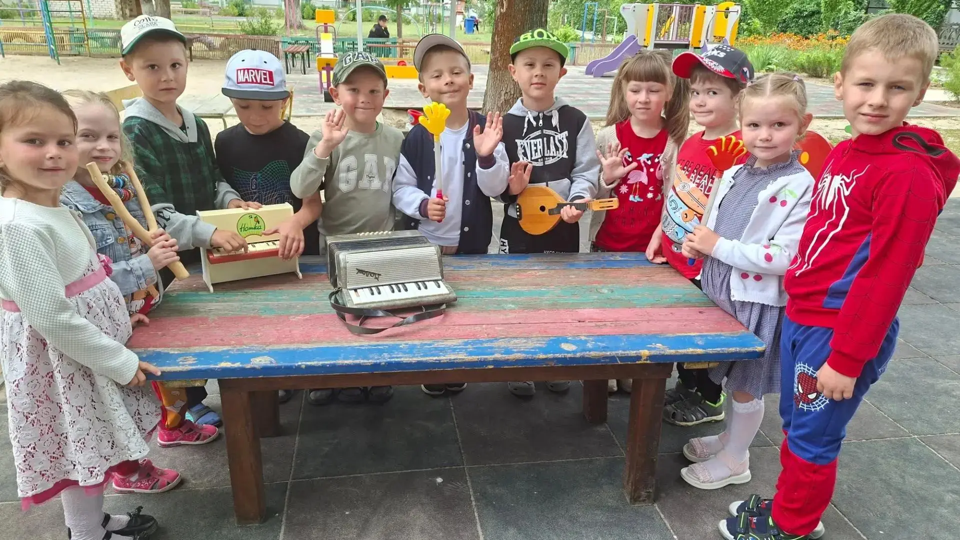 Сегодня у ребят старшей группы Акварелька🎨 была необычная прогулка по территории детского сада — он