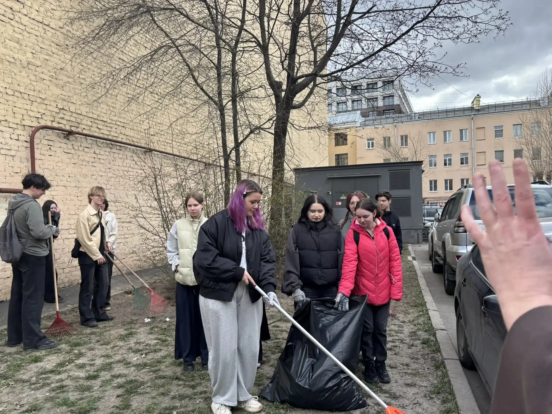 🌿  Добро начинается с малого: студенты колледжа вышли на общегородской субботник. В рамках ежегодной