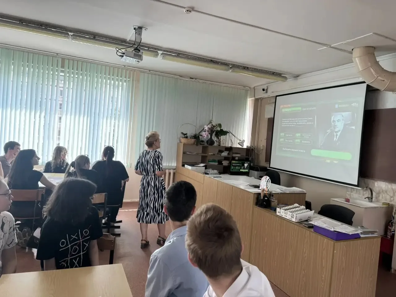 В нашей школе прошел КВИЗ под названием "День химии"!  Учитель химии Евгения Андреевна Казанцева  су