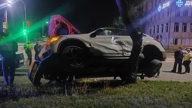 ‼️ В Магнитогорске после ДТП BMW вылетел в дерево на перекрёстке   Жёсткое ДТП произошло вечером 21 