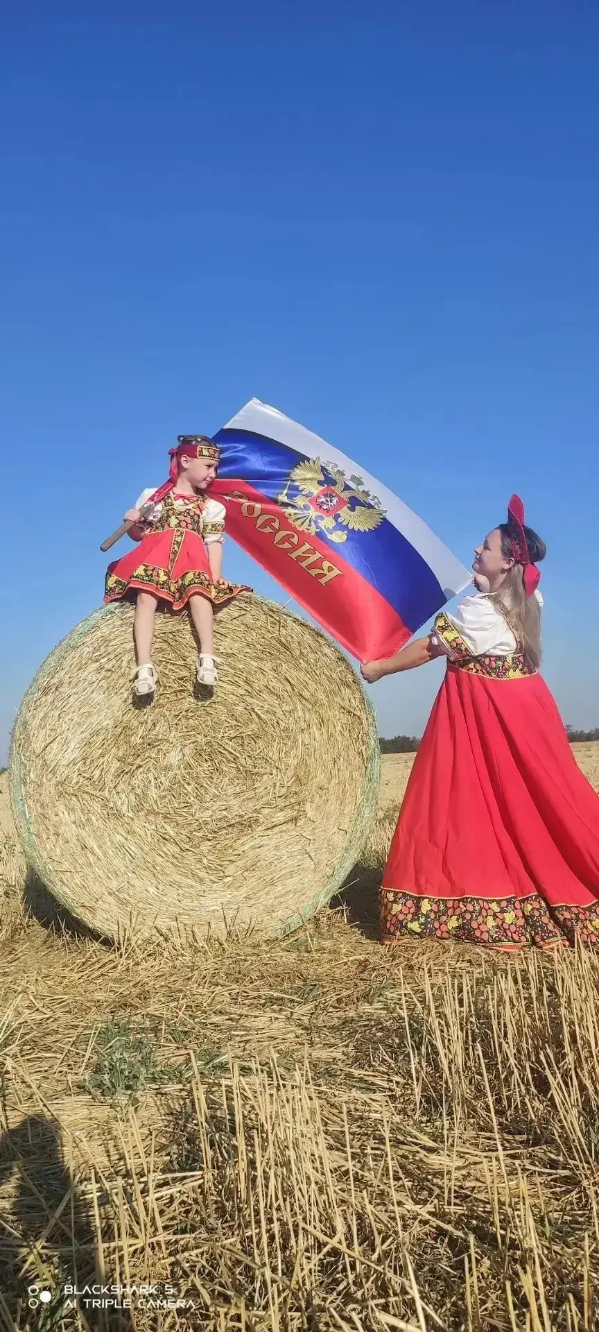 Участие нашей воспитанницы вместе с мамой в акции «Белый,синий, красный - самый красивы...