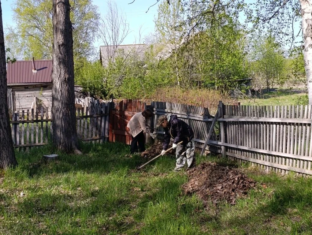 👷Школьники продолжают благоустройство пришкольной территории в рамках трудоустройства