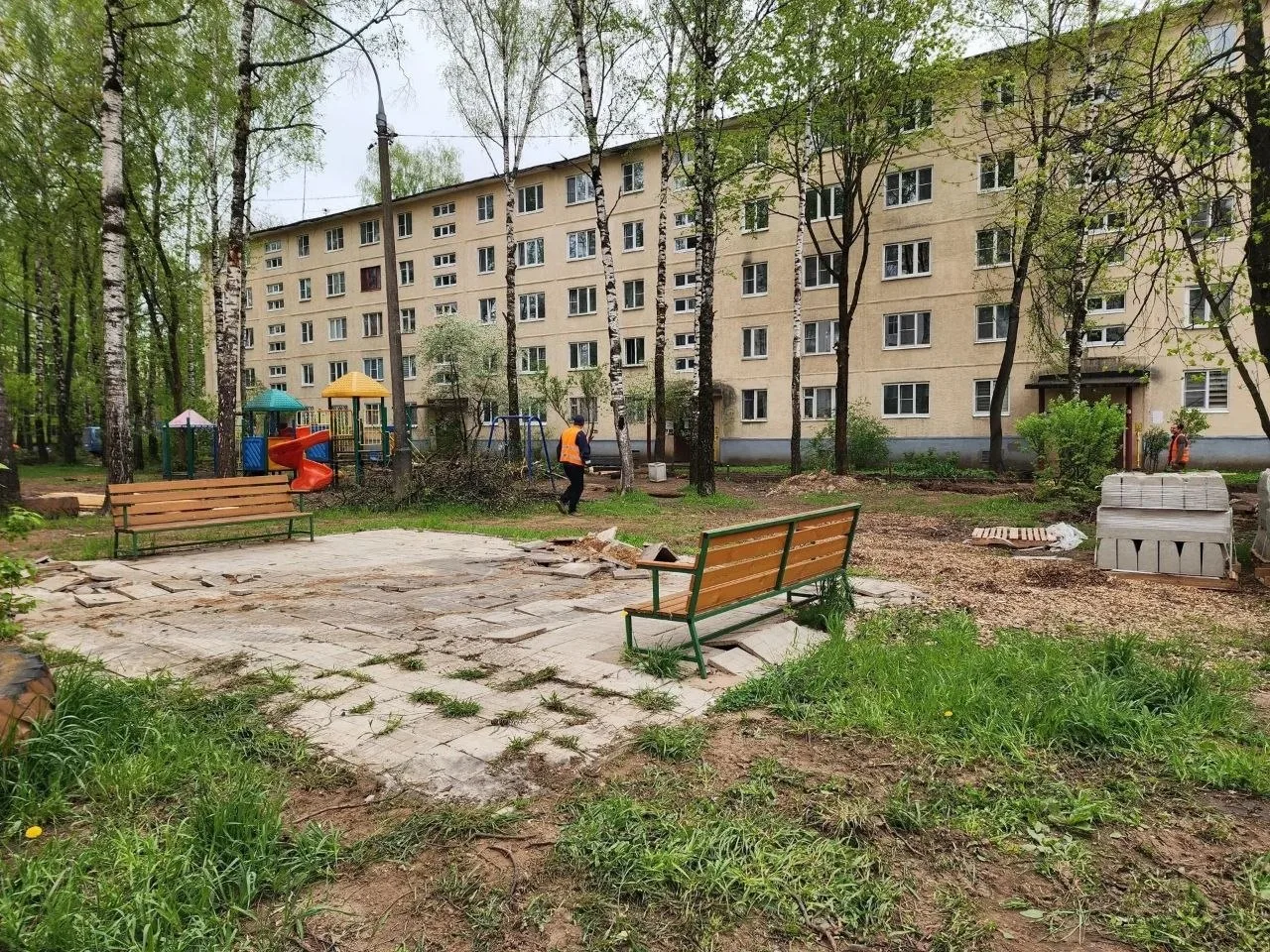🛠 Благоустройство двора в Солнечногорске: что происходит сейчас  Во дворе между домами № 10 по Совет