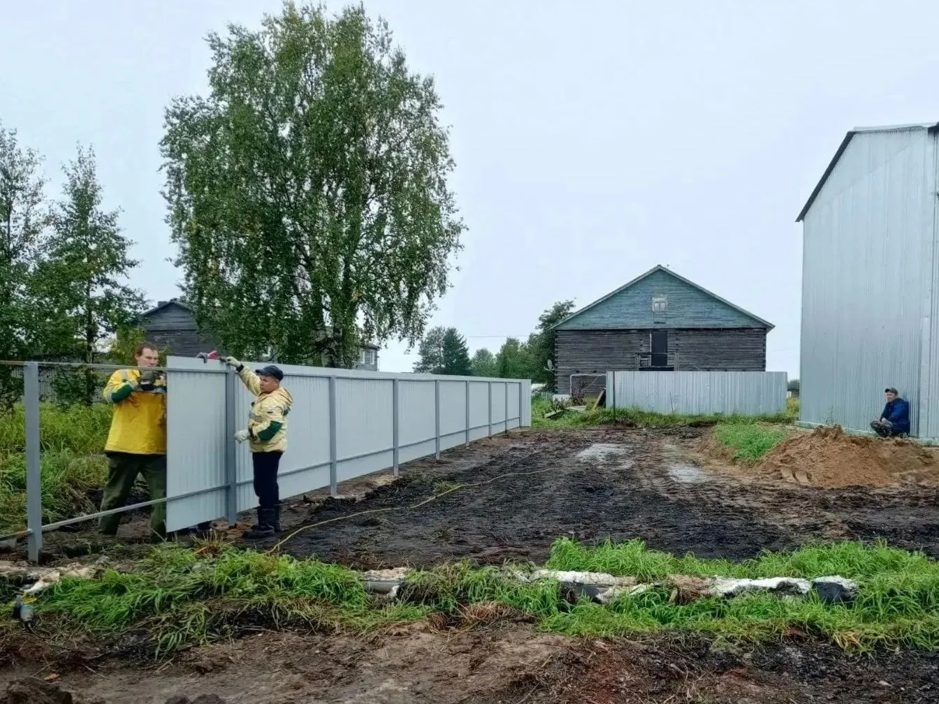 💪🚁 На площадке Мезенского авиаотделения ЕЛЦ продолжаются работы по строительству огра...
