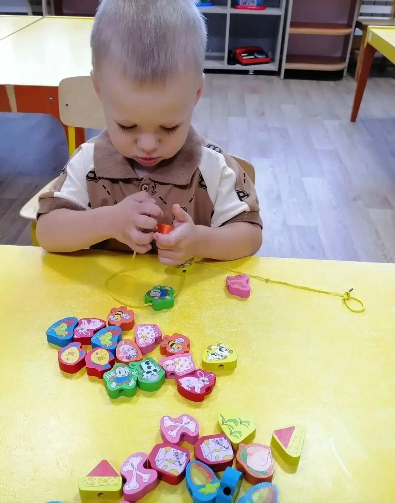 Игра-шнуровка для детей 2–3 лет — это не просто развлечение, а эффективный инструмент д...