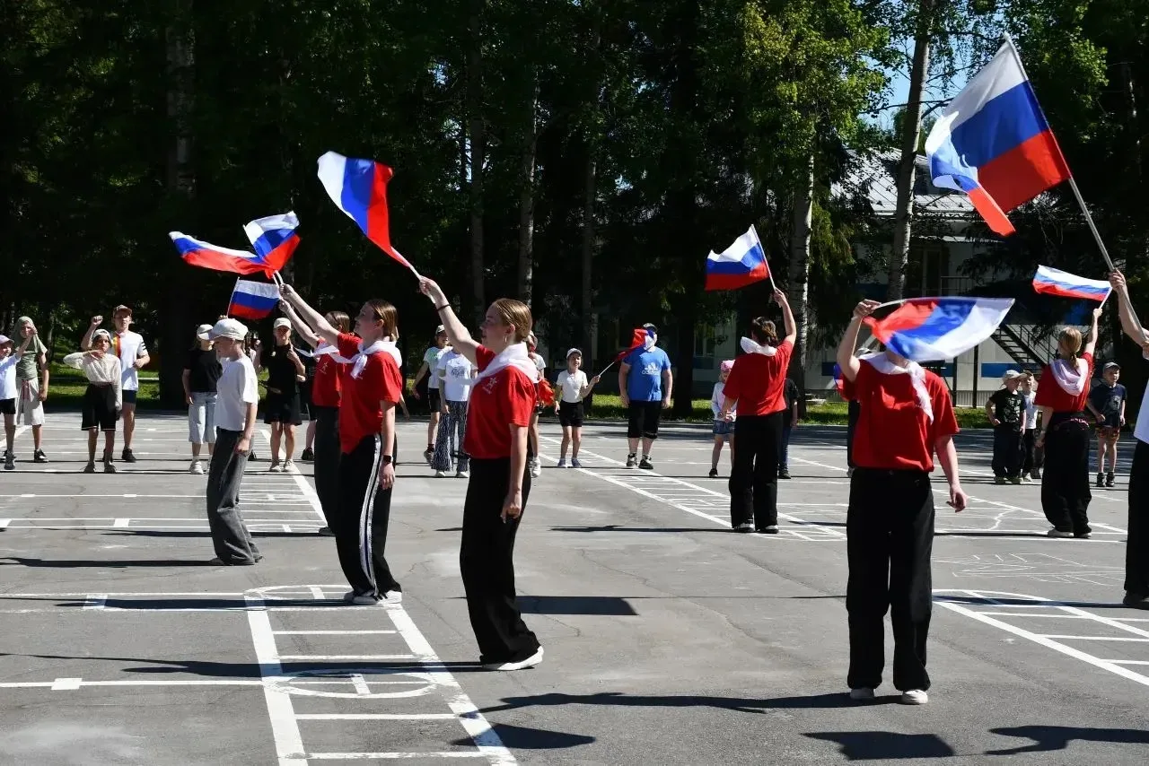 🇷🇺 В День России в лагере «АВАНГАРД» состоялась торжественная линейка с участием воспитанников, пе
