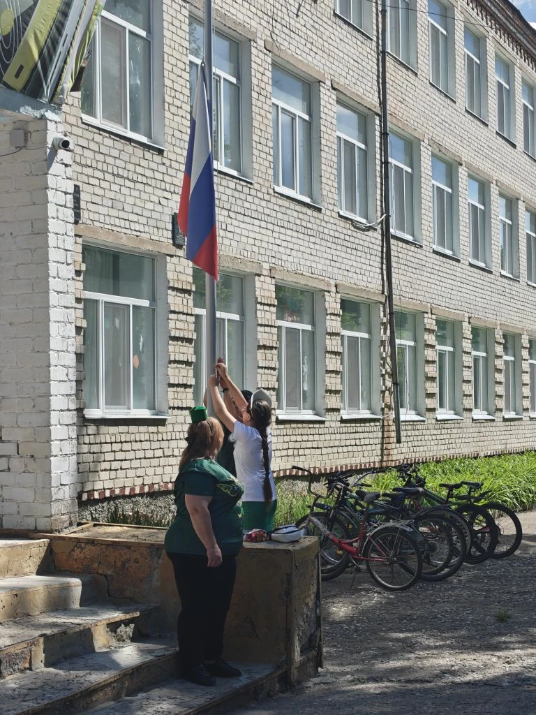 Сегодня, к тому же, ещё и день защиты детей. Поэтому открытие смены мы провели в цветах...