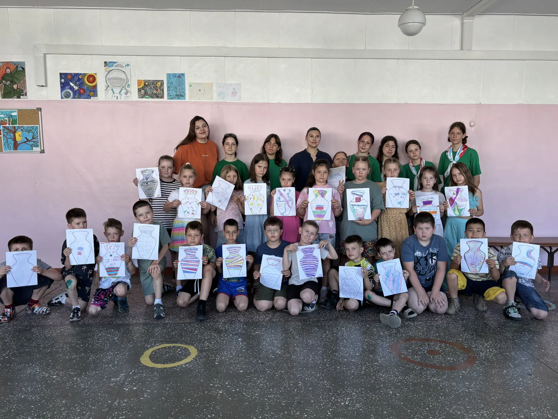 Погружение в мир народных промыслов! 🌼

На днях наши Орлята вместе с куратором Движения Первых Крис