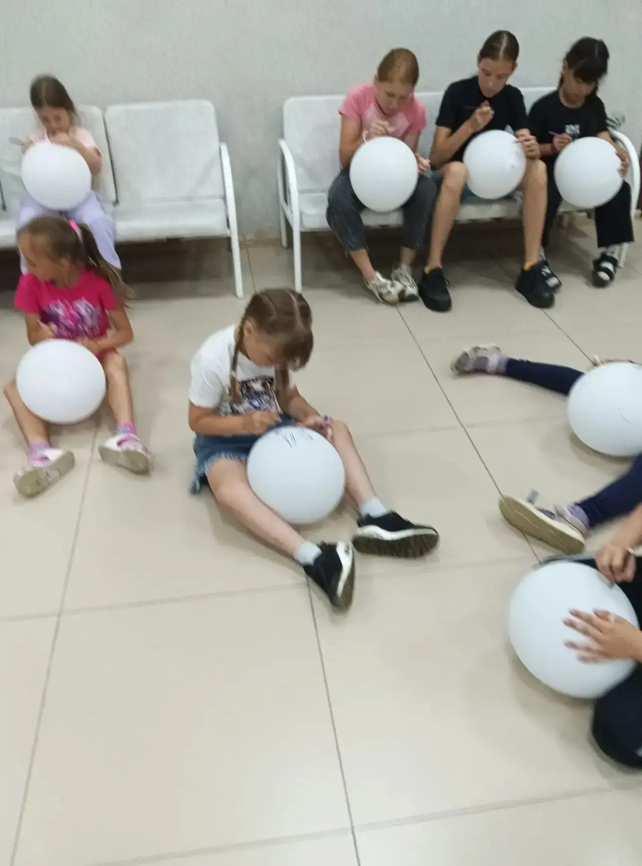 🎨💃 День смеха, красок и танцев в ДК!

Сегодня наш пришкольный лагерь отправился в Дом Культуры.
Пе
