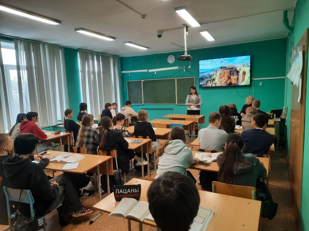 🔥 Преподаватели колледжа встретились с барнаульскими школьниками.  📌 Преподаватель предметно-циклово