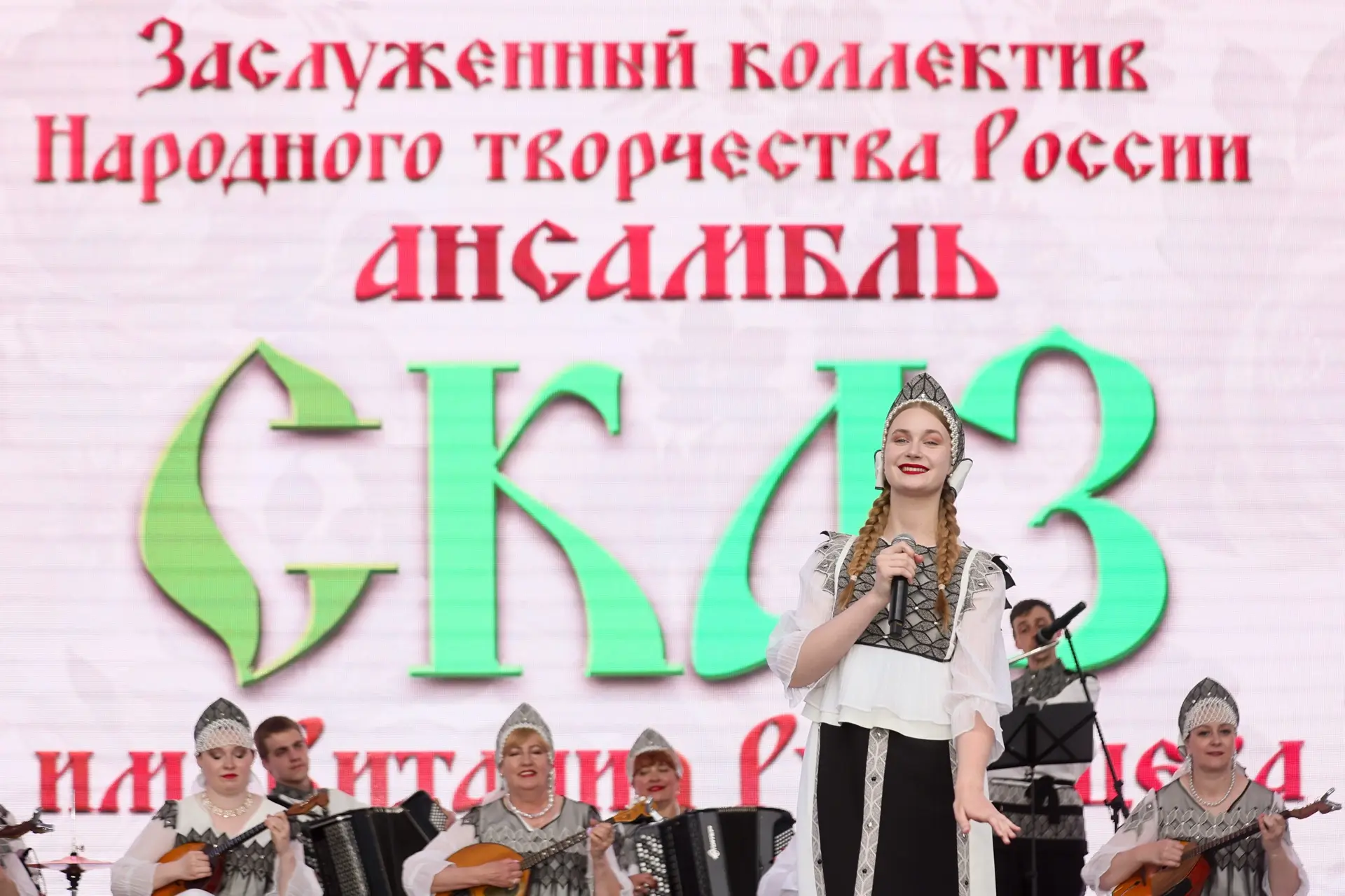 Яркие моменты блистательного выхода нашего ансамбля «Сказ» на ВДНХ в Москве 📸

Смотри фото, чтобы з