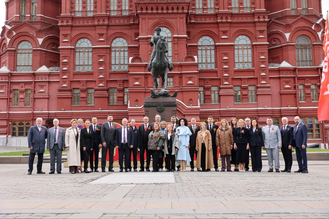 После церемонии возложения цветов к обелиску «Москва — город-герой» вместе с коллегами-...