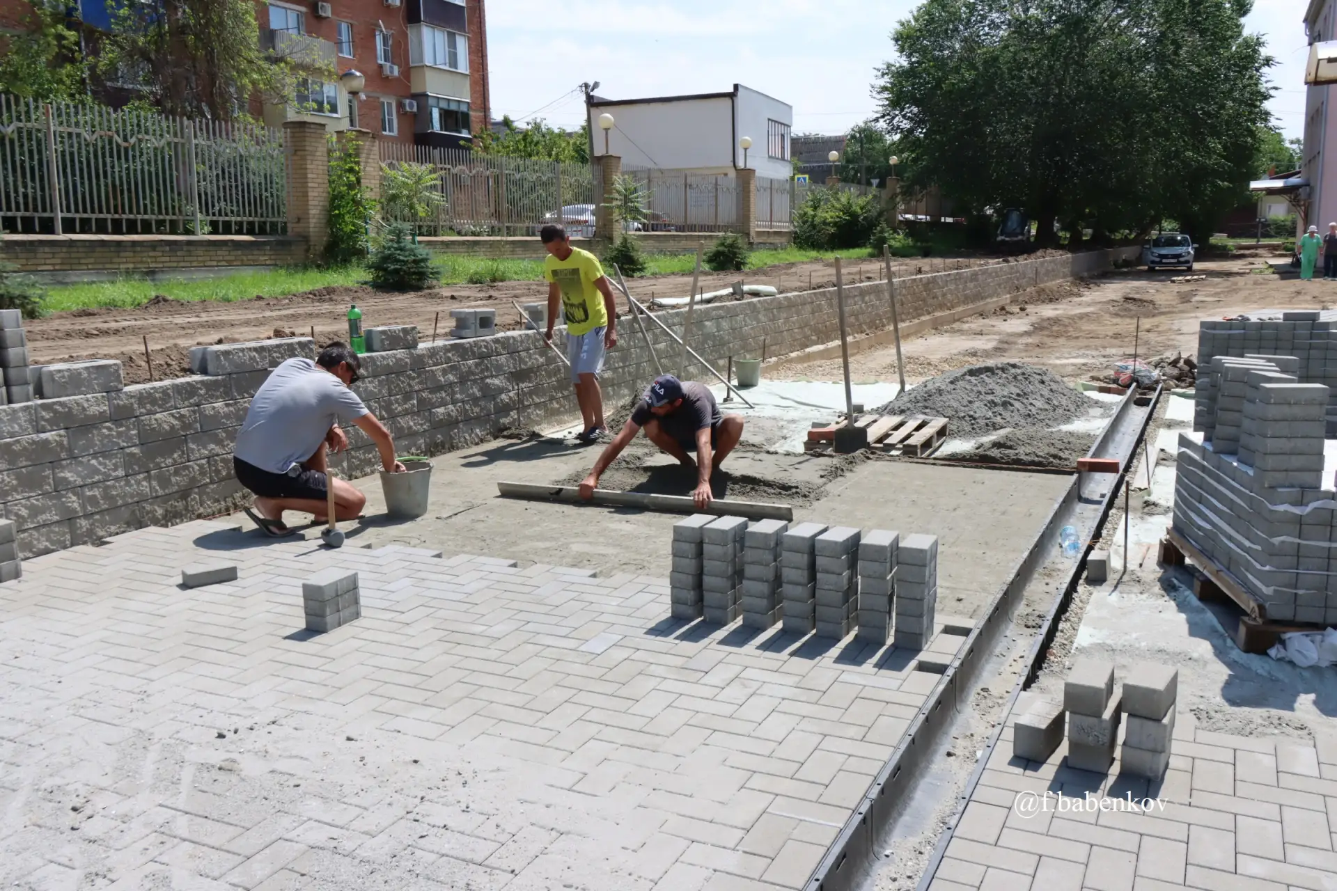 Проинспектировал ход работ по благоустройству двора ЦРБ

В настоящее время подрядной организацией ве