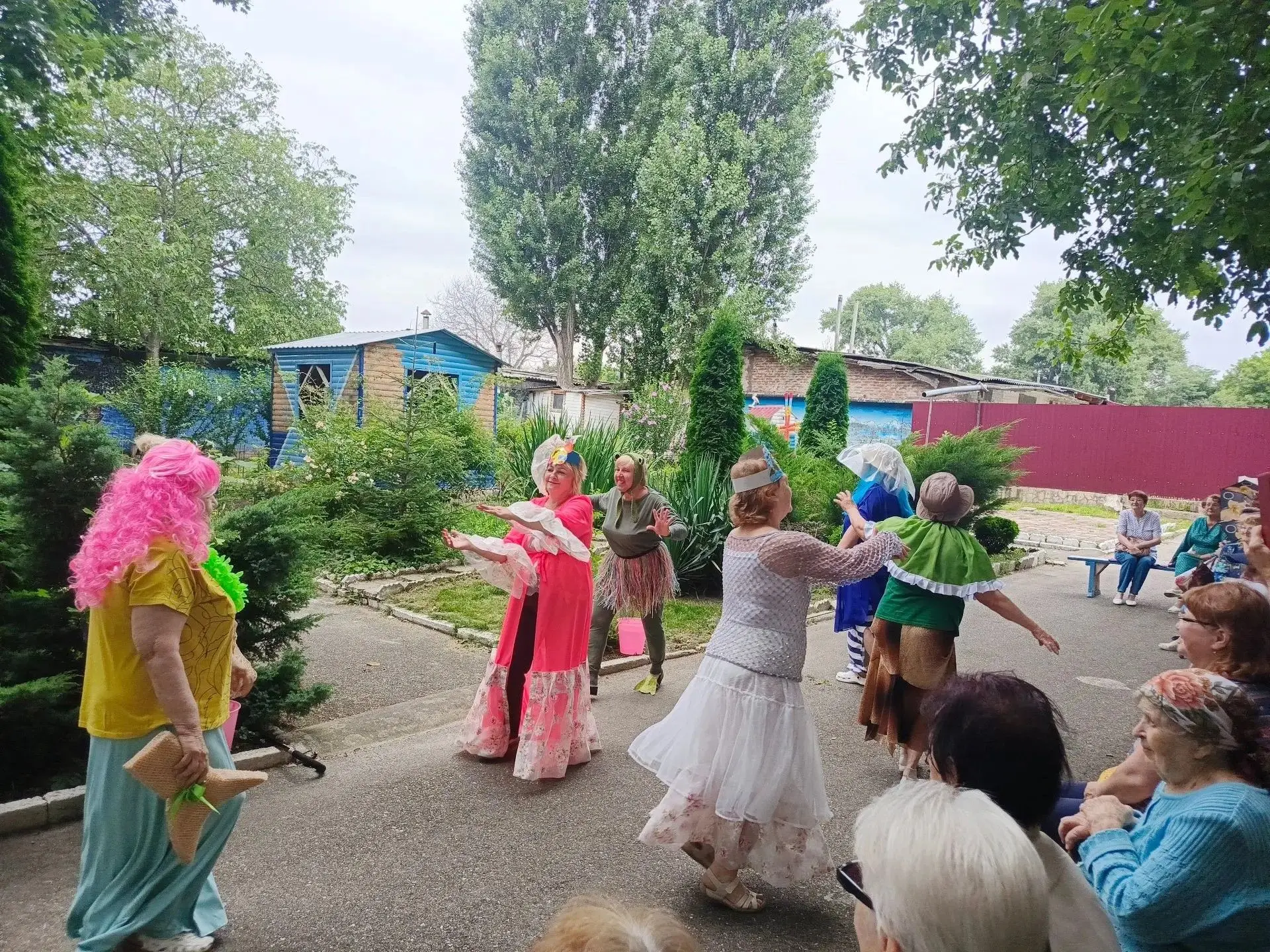 🌊 В Лермонтовском центре «серебряные» девушки устроили праздник в честь Нептуна
В социально-оздоров